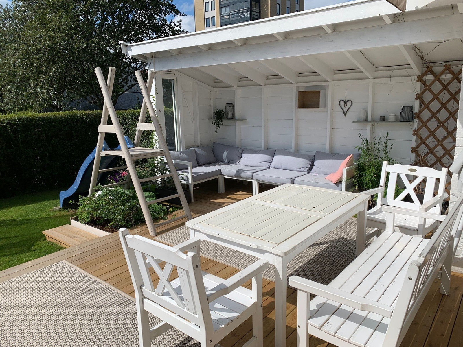 - En liten sommerhilsen fra eierne | Etter vinter, kommer vår og sol og da kan uteplassen nytes - Galleribilde