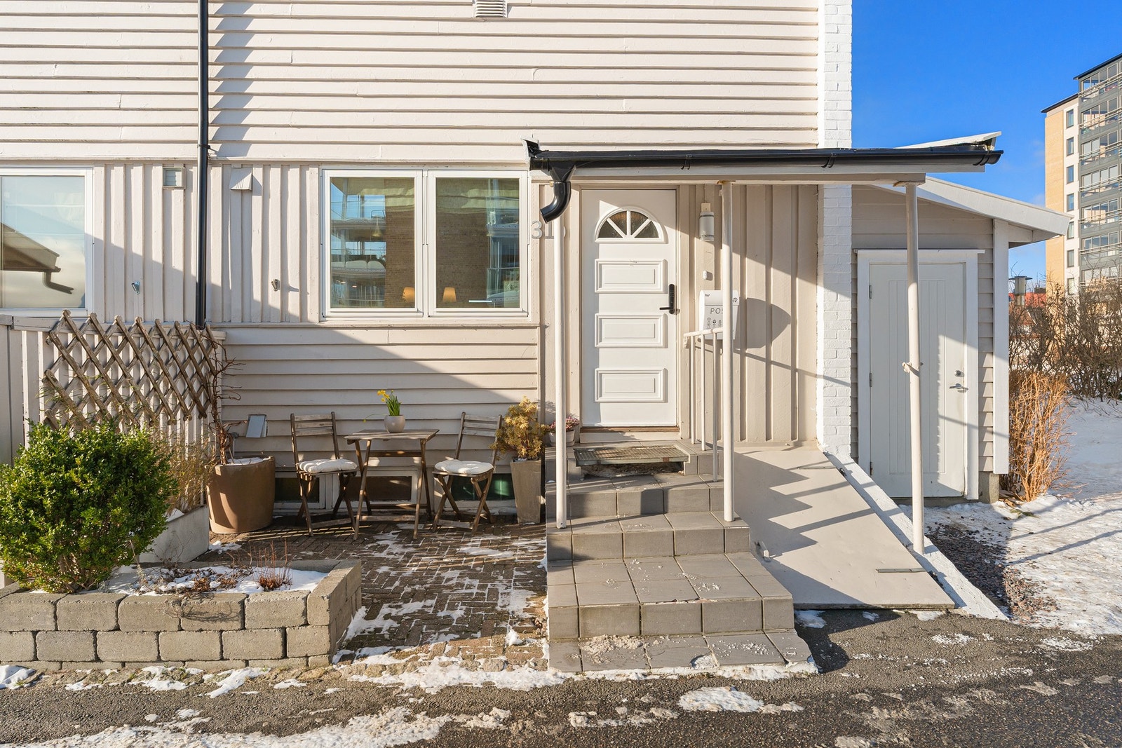 - Hyggelig inngangsparti som gir et godt førsteinntrykk | Det er fine solforhold på fremsiden av boligen også med morgensol | Taket ble også skiftet i 2009 - Galleribilde