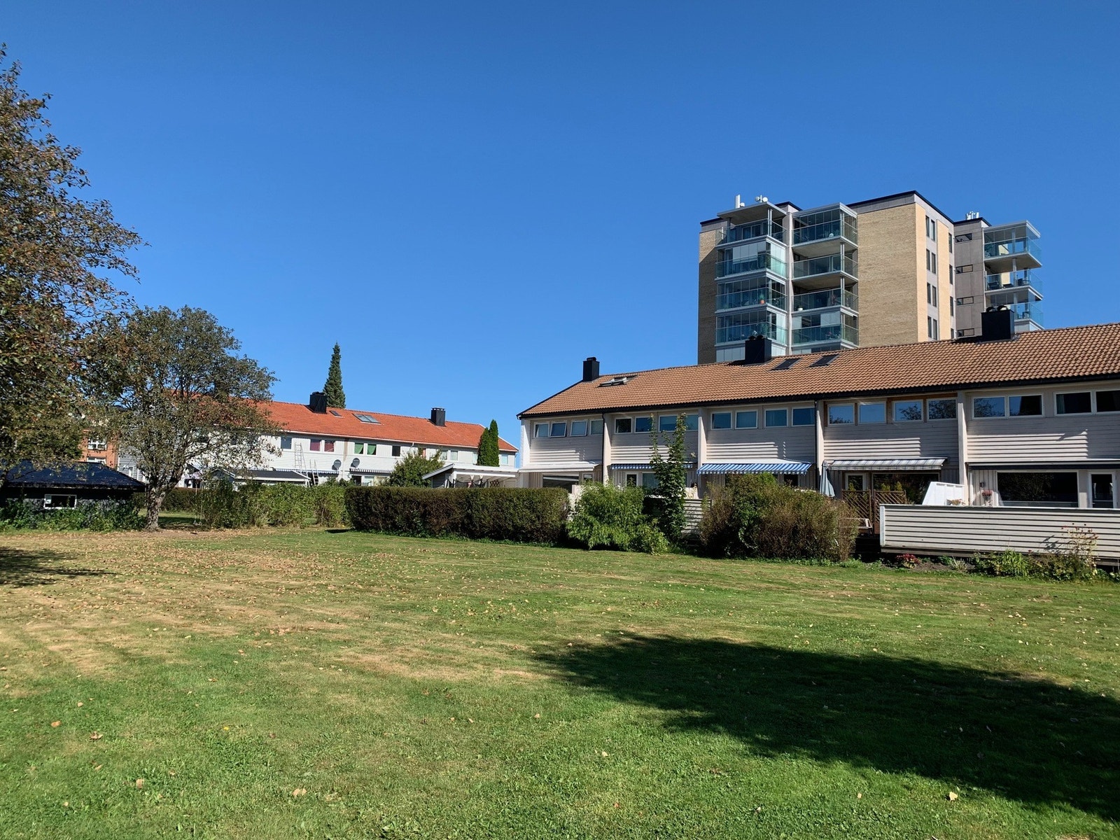 - Stort, felles grøntareal på vestsiden av boligen. Her er det fint å sparke ball for den fotballglade. Genialt for deg som har barn. Det er også koselig, felles lekeplass og urtehage i parken til alles benyttelse - Galleribilde