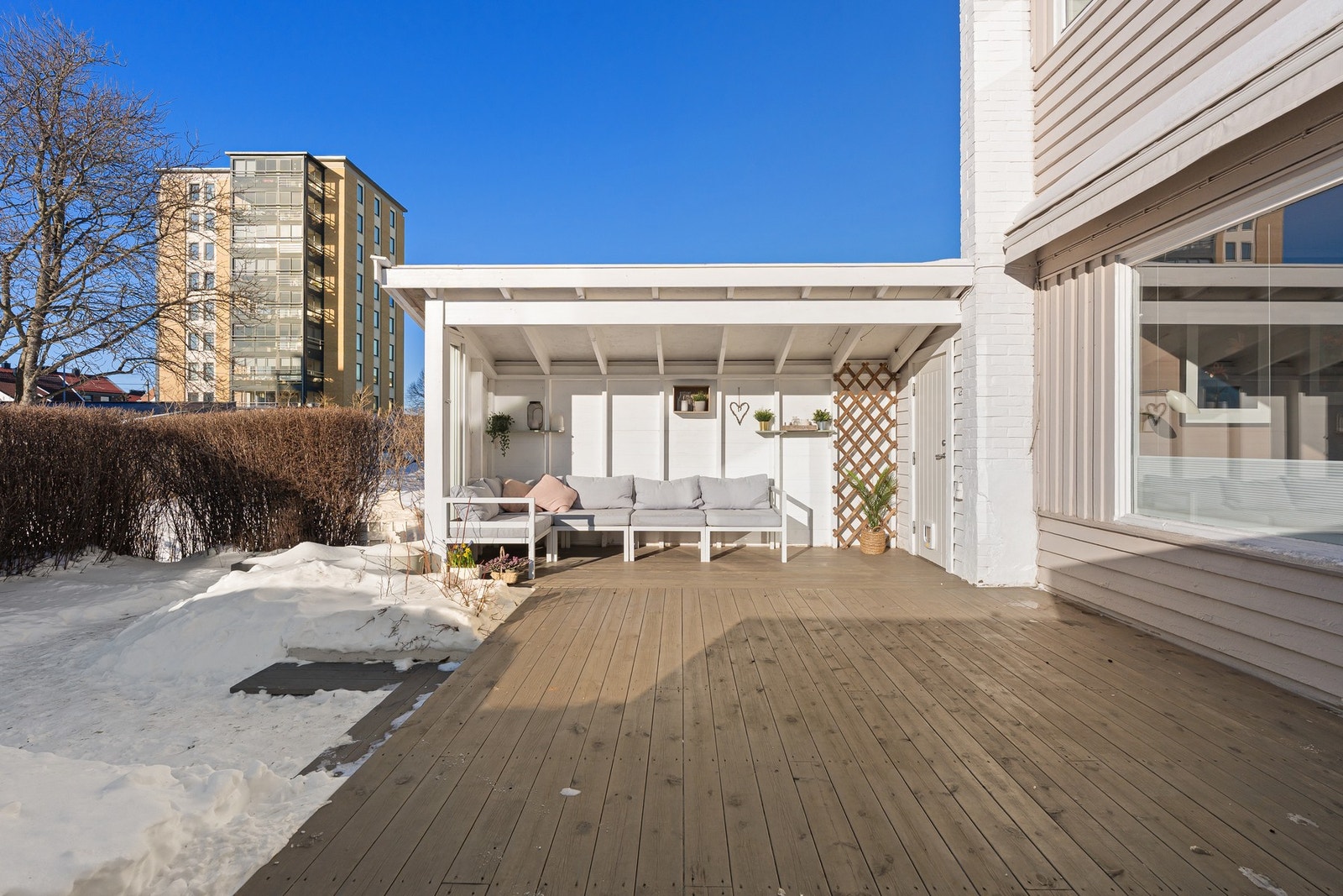 - Fra stuen er det direkte utgang til herlig og usjenert terrasse med en lun sørvendt hagestue, hvor man kan sitte og nyte de fine solforholdene. Fra hagestuen er det også inngang til bod med lagringsplass til hageutstyr, hageputer og møbler - Galleribilde