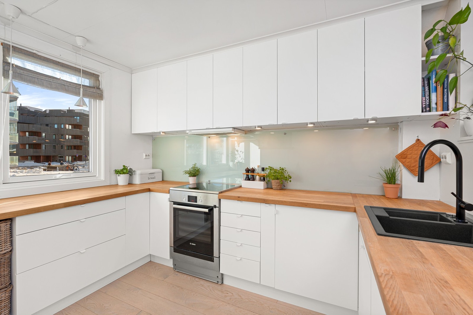 - Det er i senere tid byttet vask og kran for et enda mer moderne preg | Vinduene på kjøkkenet ble byttet i 2023 - Galleribilde