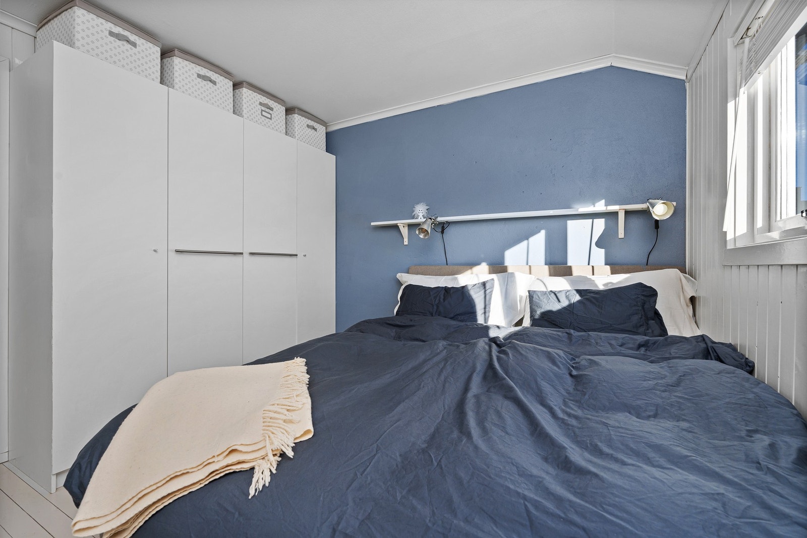 - Romslig garderobeskap som medfølger handelen - Galleribilde