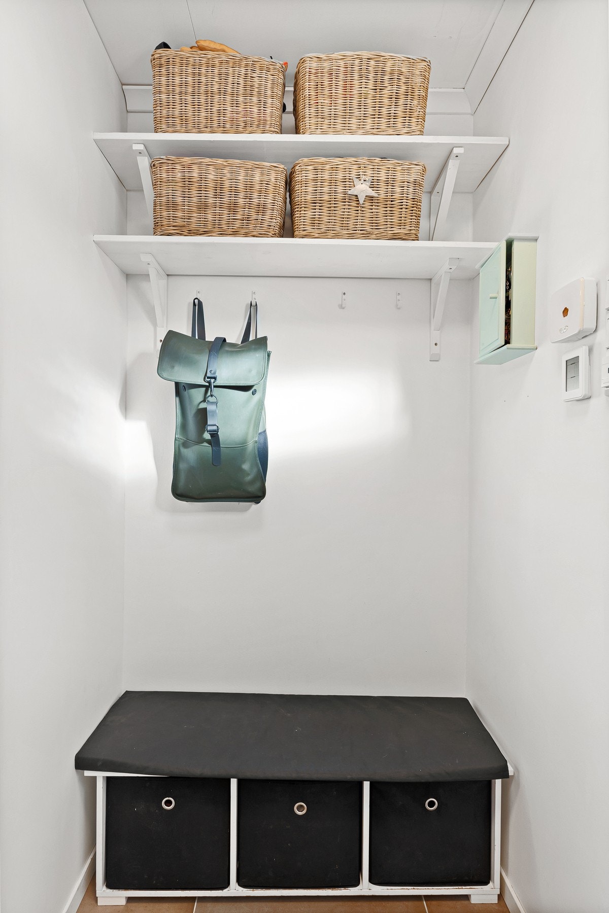 - Fin garderobeløsning i gangen med skyvedørsgarderobe med god plass til ytterklær og sko - Galleribilde