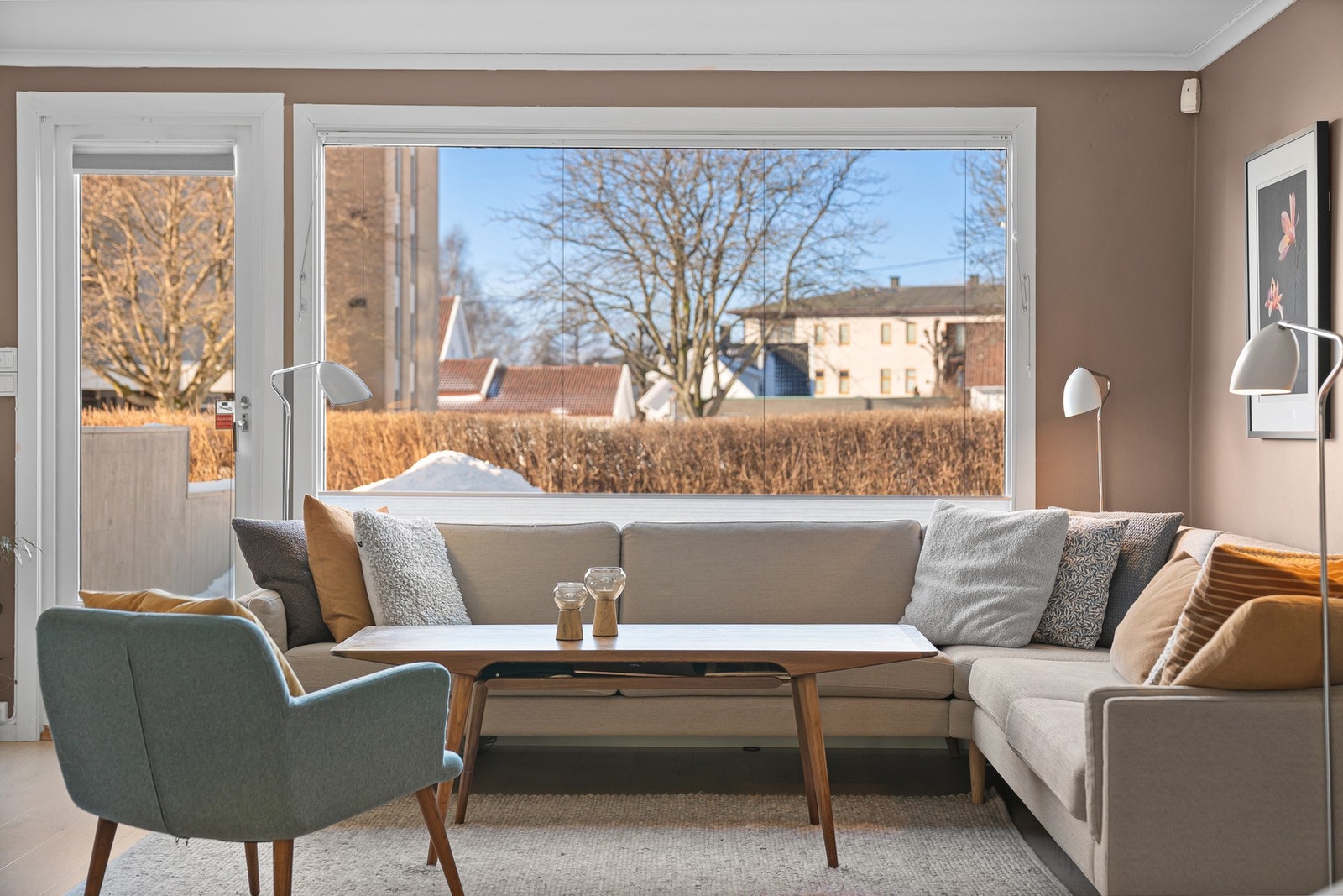 - Store vindusflater er med på å skape naturlig lysinnslipp - Galleribilde