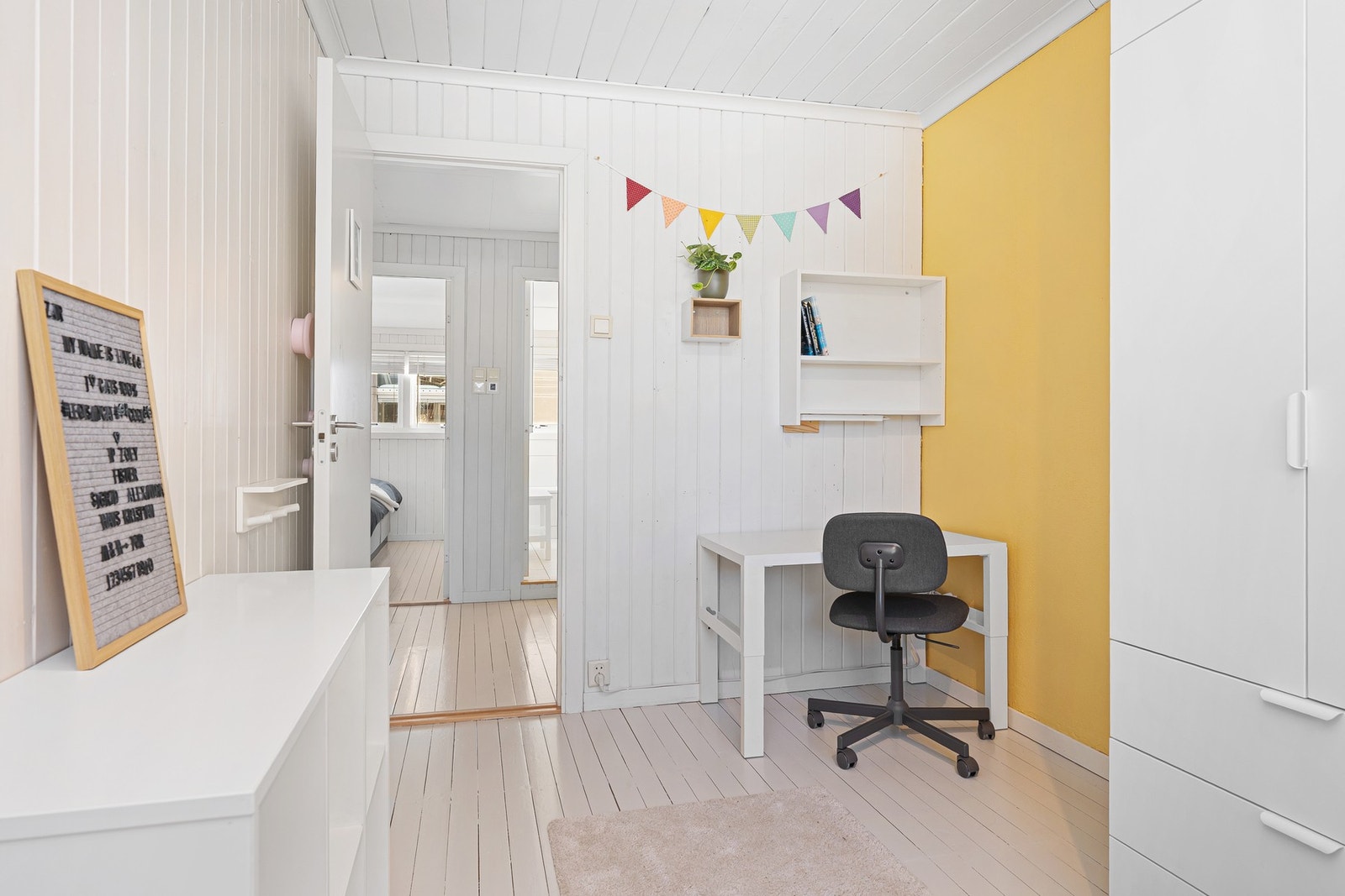 - Her er det også satt inn stort garderobeskap som vil medfølge handelen - Galleribilde