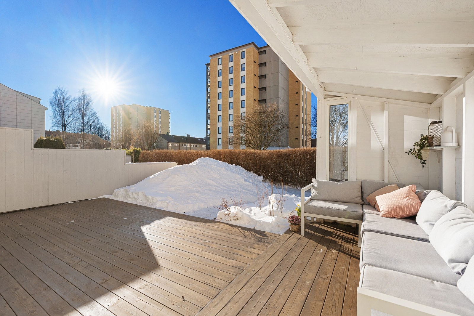 - Hagestuen bidrar til det lille ekstra og eierne har hatt stor glede av denne uteplassen - Galleribilde