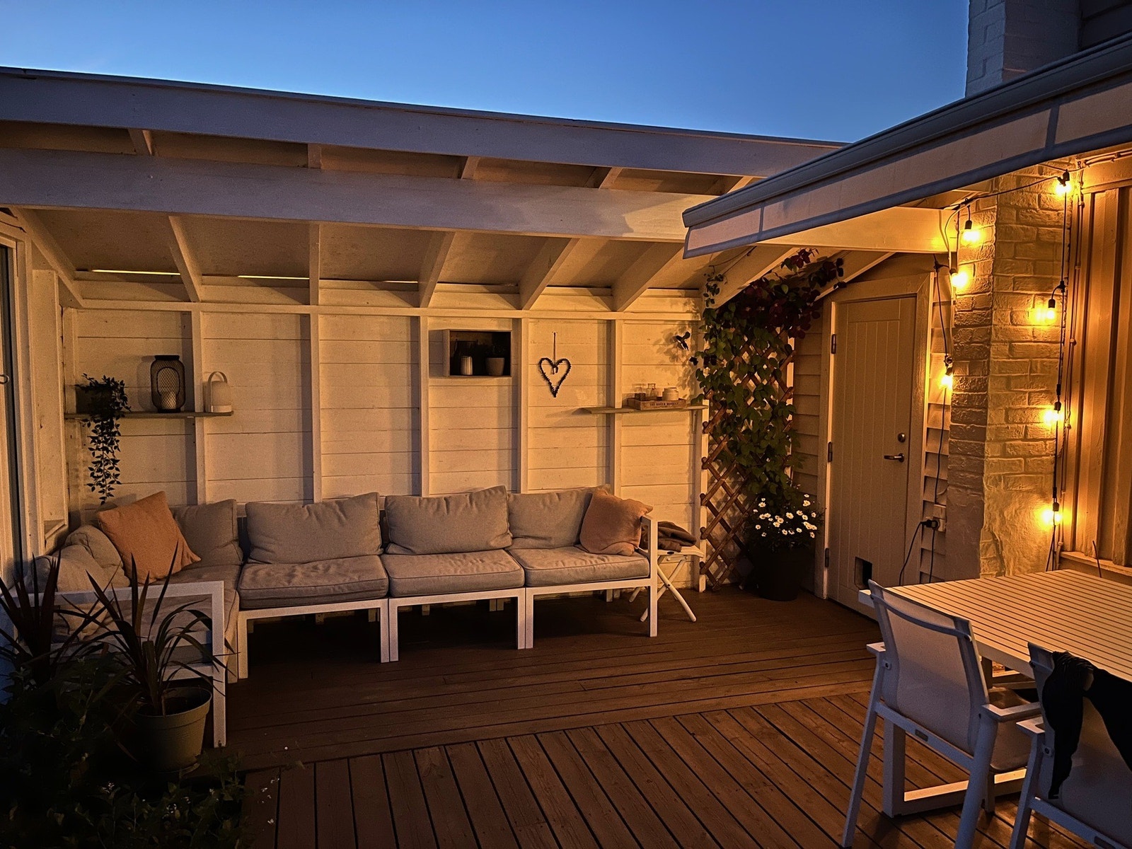 - Hyggelig kveldsstemning på terrassen - Galleribilde