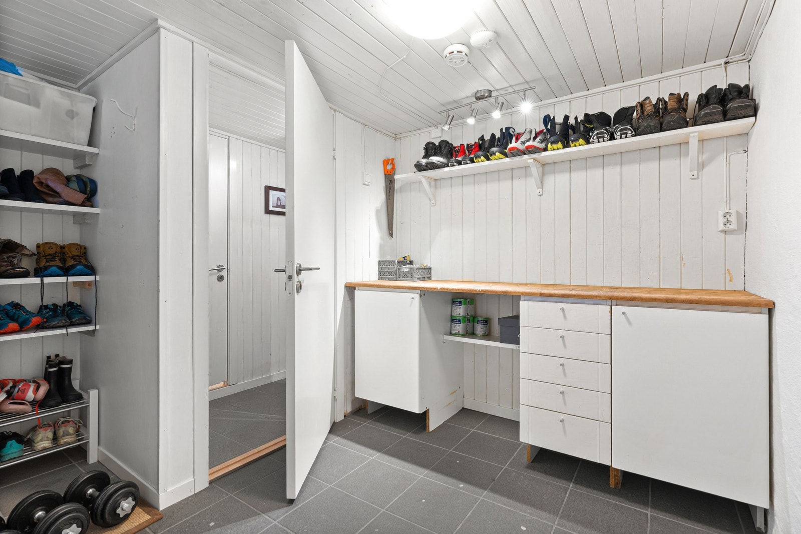 - Nydelig med stor og romslig bod også (det er to boder i denne etasjen). Gode lagringsmuligheter her, samt praktisk med dør ut/inn fra utsiden. Det er også to gode uteboder med god plass til oppbevaring, sykler, ski etc - Galleribilde