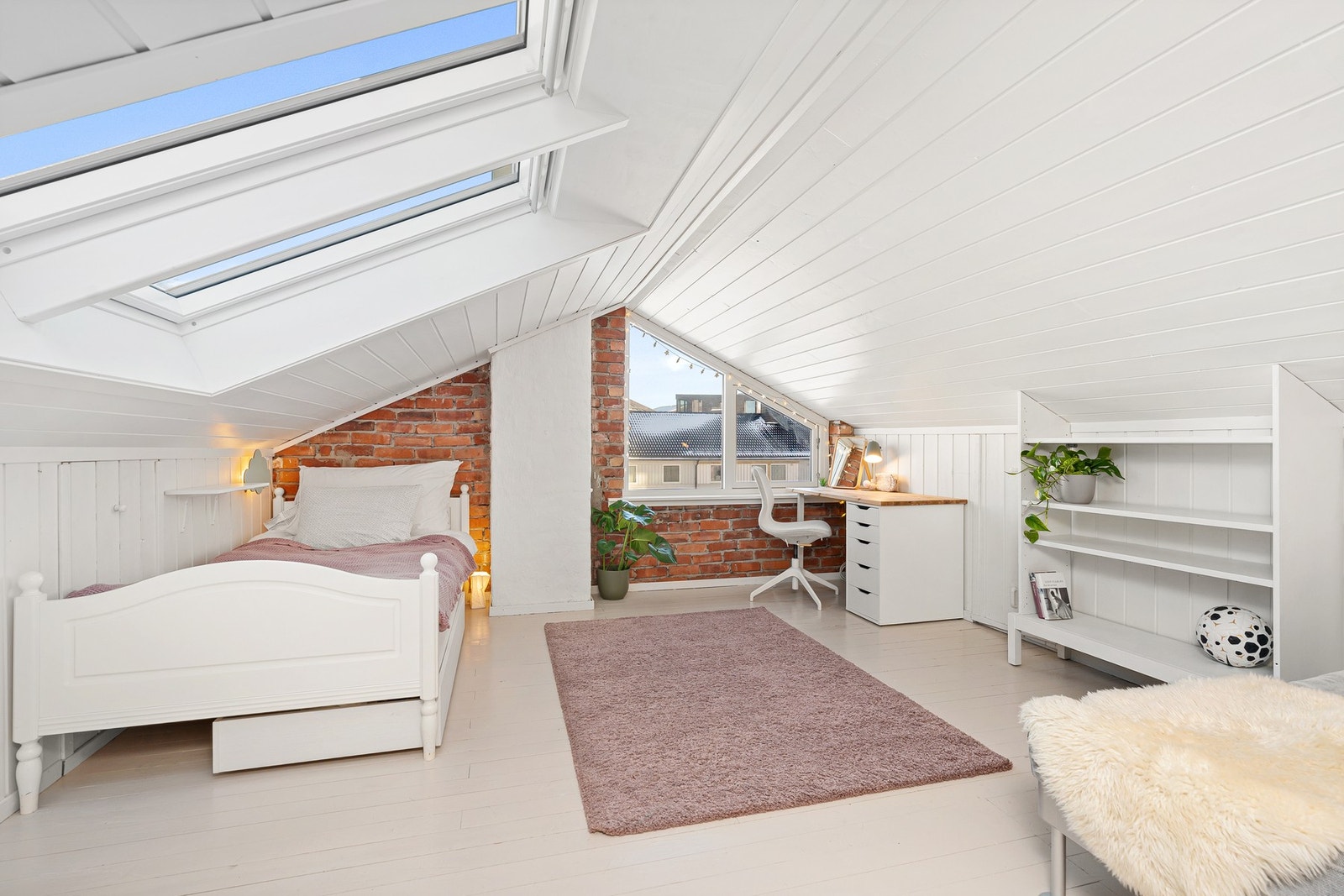 - Helt øverst finner vi et lyst og sjarmerende soverom | Dette rommet er også nylig blitt bruksendret for varig opphold hos kommunen - Galleribilde