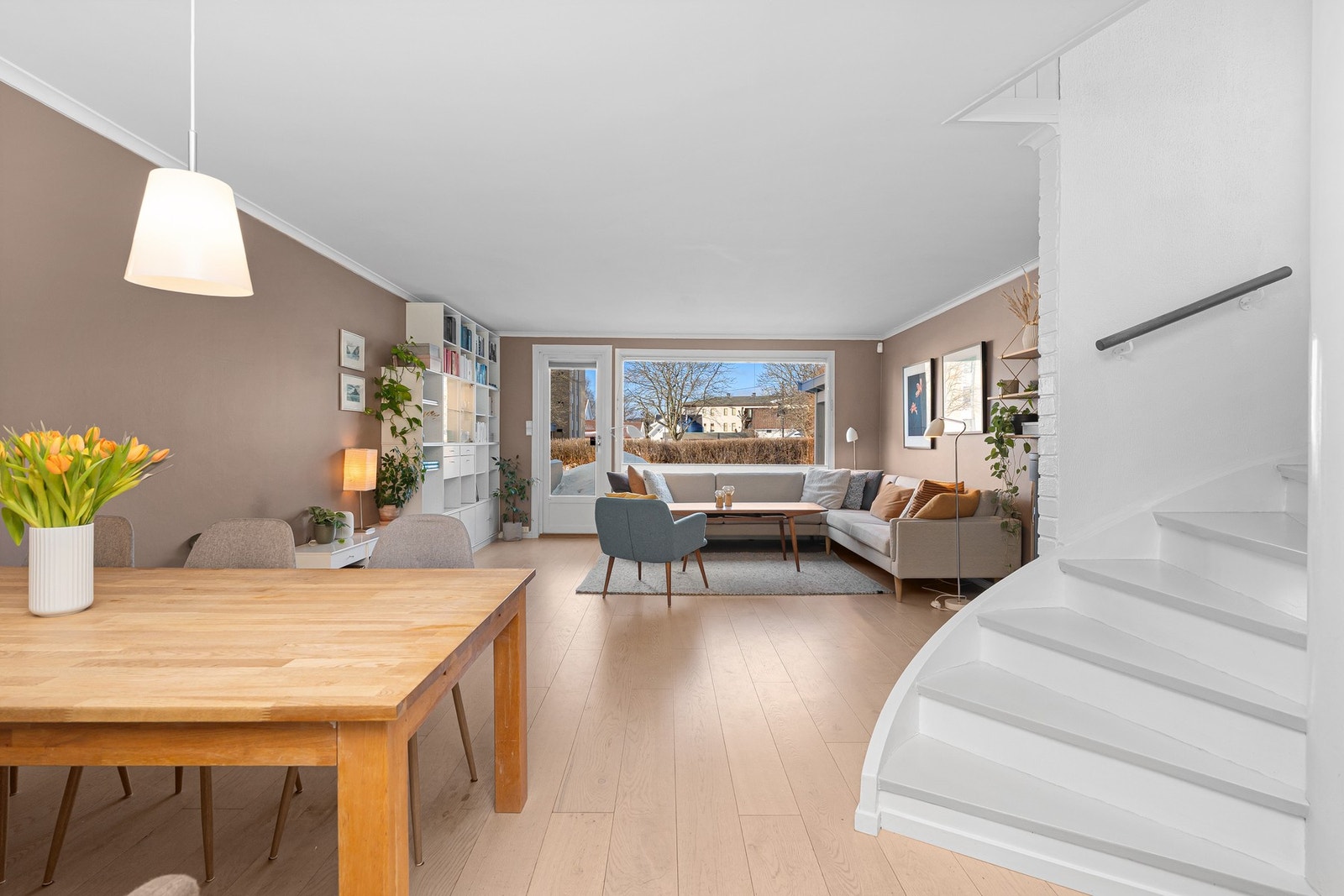 - Boligen strekker seg over fire etasjer | Stuen fremstår som lys og her er det god plass til sofa og tilhørende møbler - Galleribilde