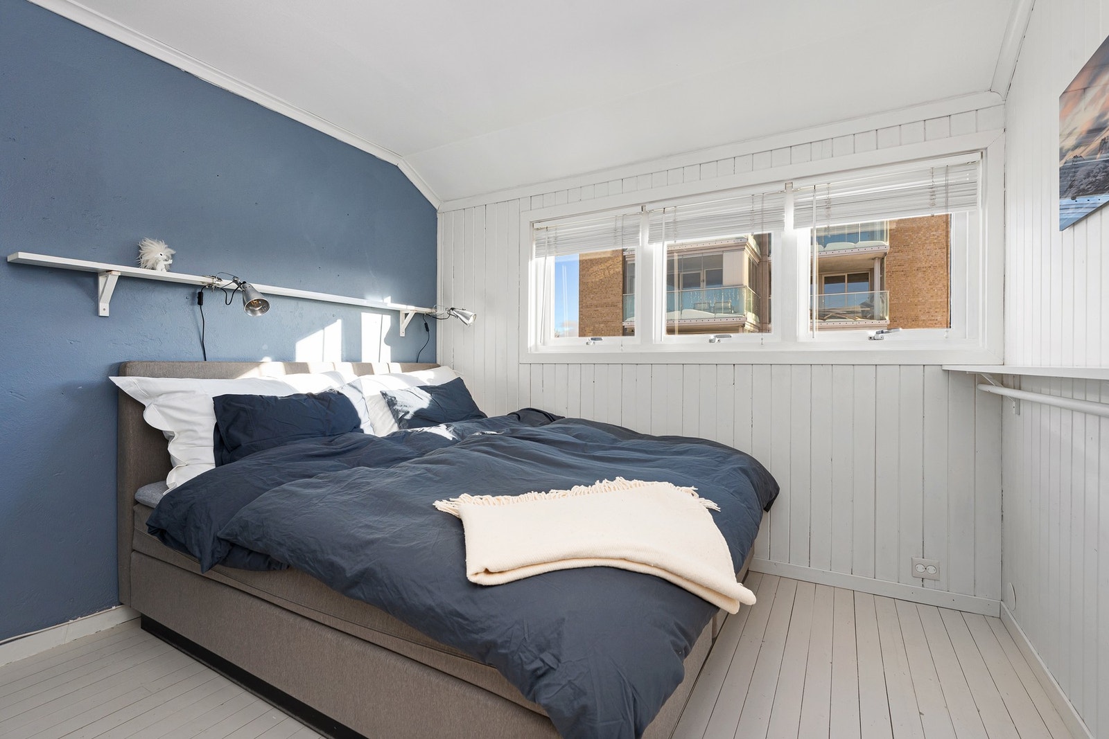 - Hovedsoverom. Lyst og trivelig rom med malt, originalt tregulv - Galleribilde