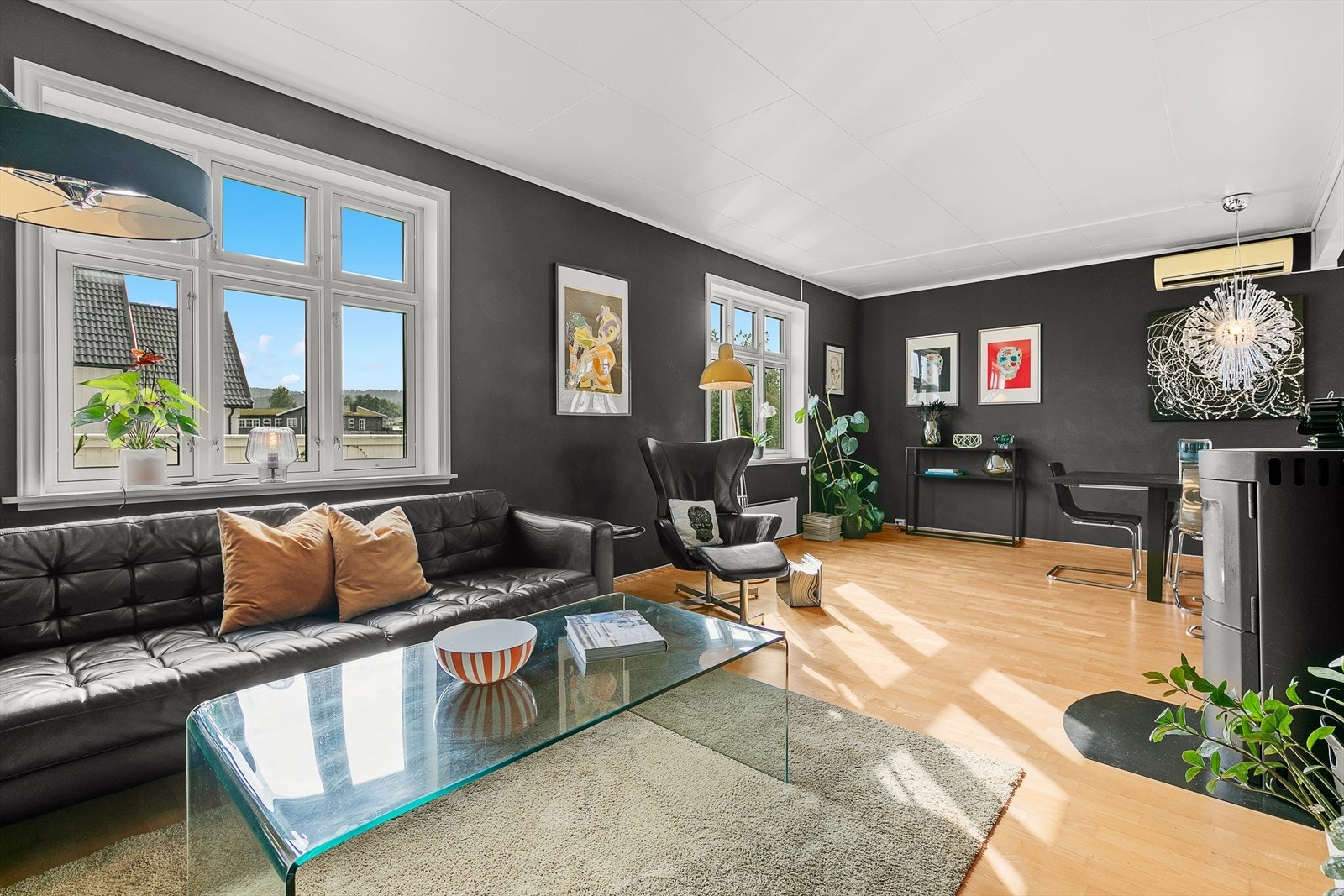 Lun og hyggelig stue i vinkel Galleribilde