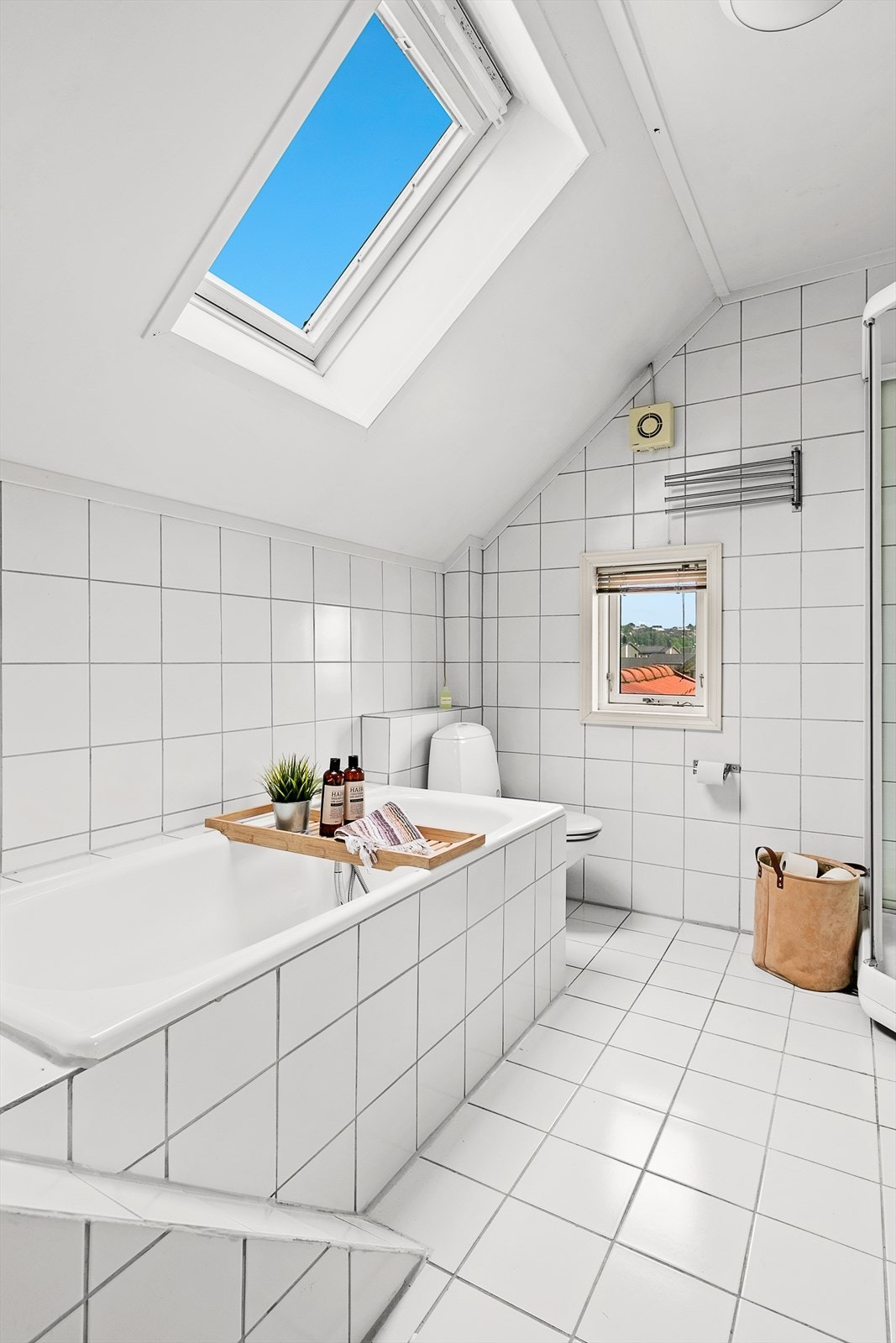 Det er god oppbevaringsplass i underskap og sideskap Galleribilde