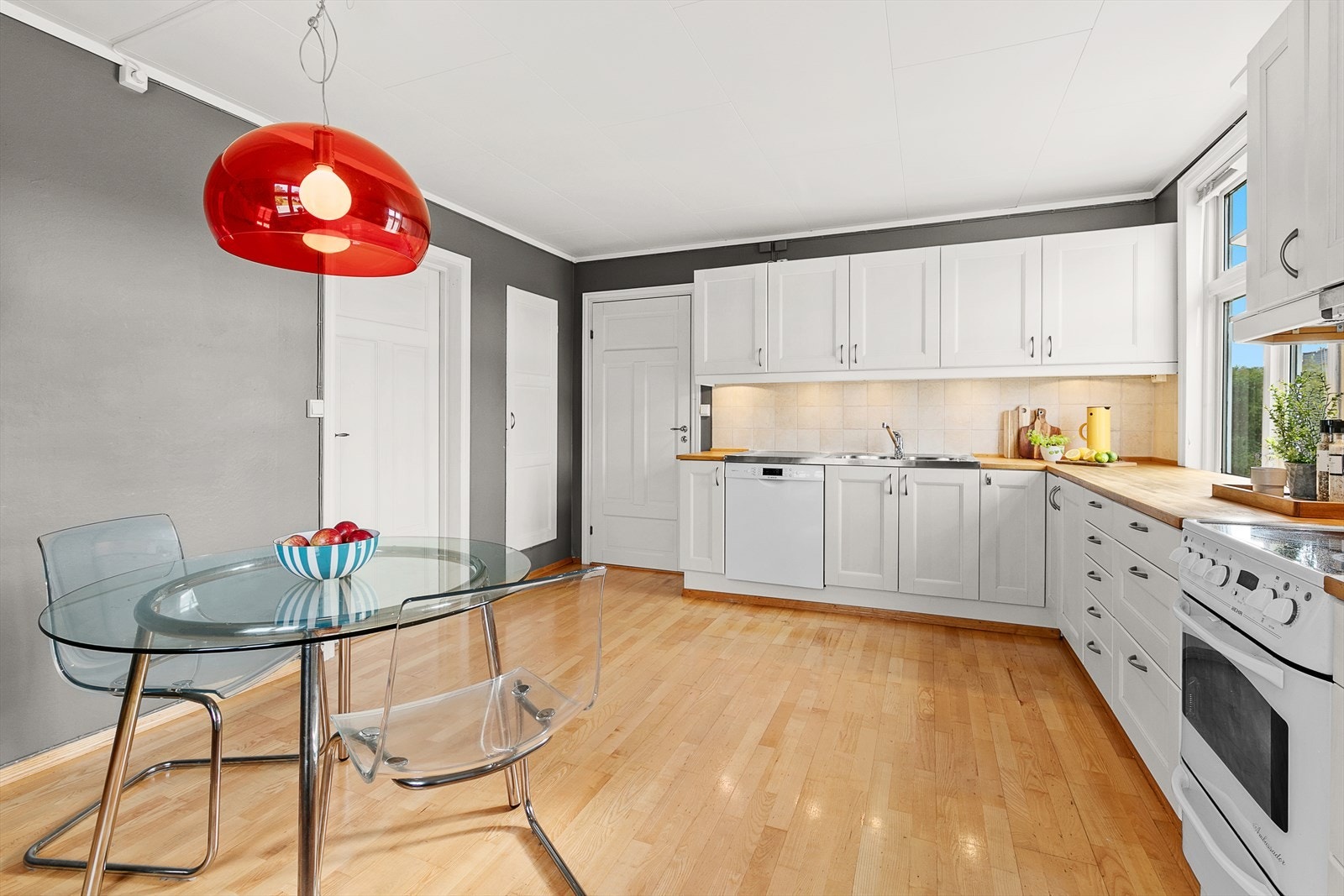 Fra kjøkken er det videre inngang til soverom/TV-stue og innvendig bod Galleribilde