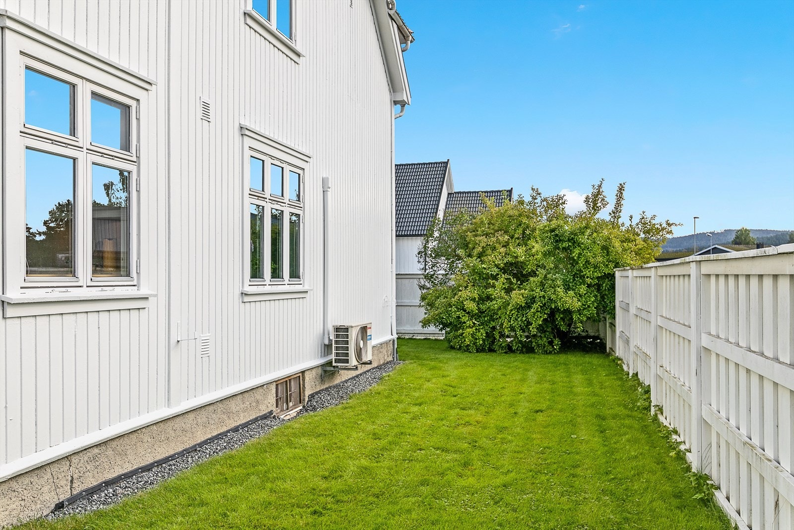 Det gjøres oppmerksom på at del av tomten mot vest ligger utenfor tomtegrensen Galleribilde