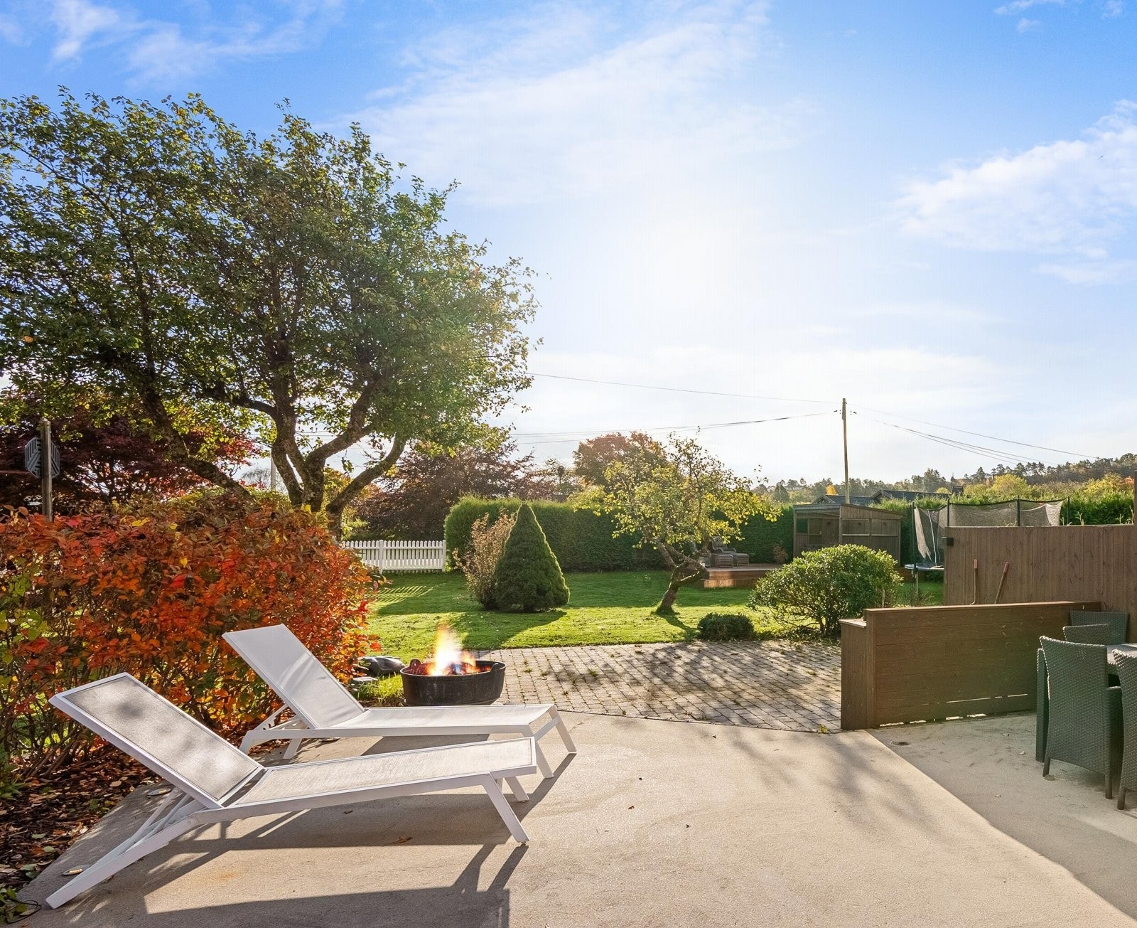 Nydelig uteområde med flere sitteområder Galleribilde