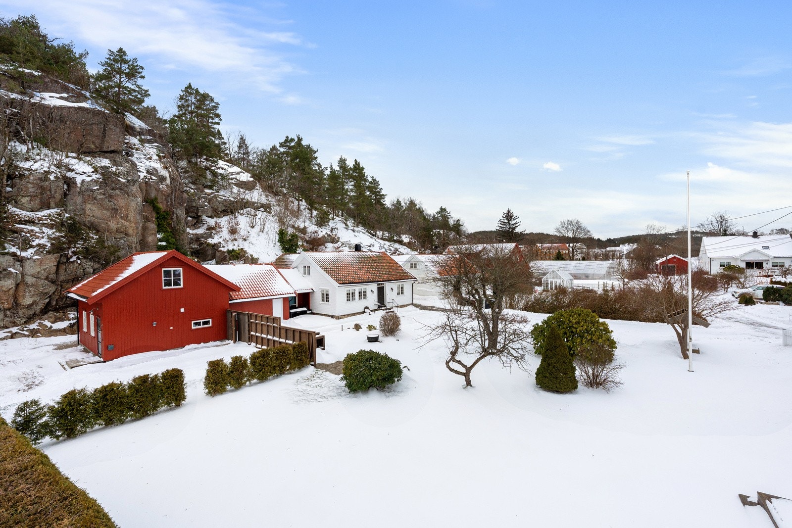 Innholdsrik eiendom med generasjonsdel/praktikantdel Galleribilde