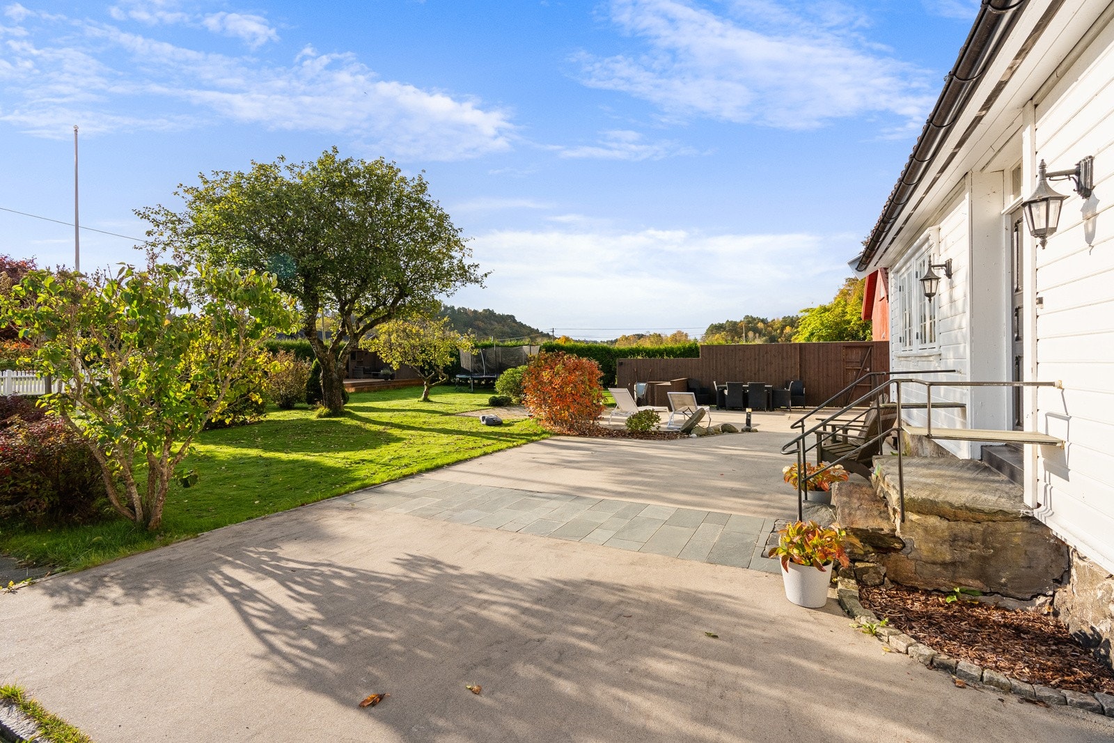 Pent opparbeidet uteområde med trapp fra mellomgang stue/spisestue Galleribilde