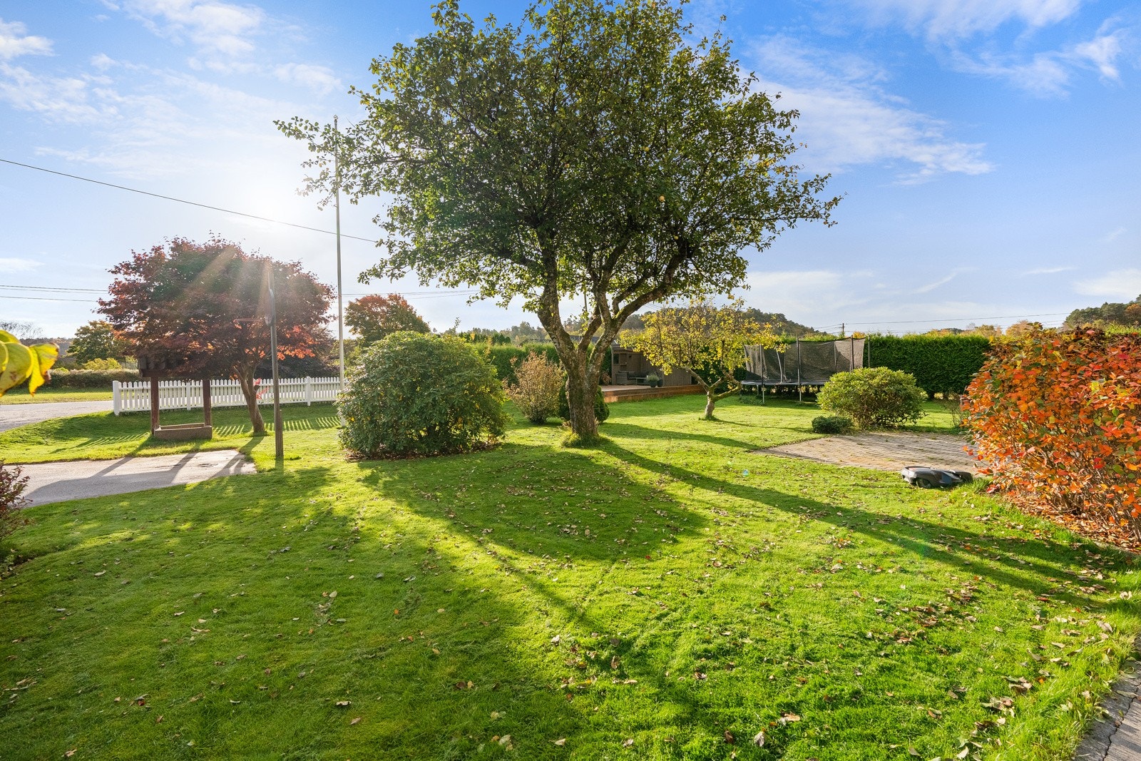 Stor gressplen, og det medfølger Husqvarna robotklipper Galleribilde