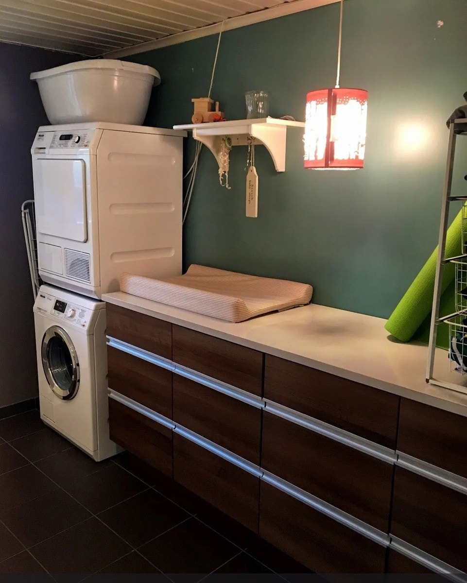 Vaskemaskin og tørketrommel på badet i underetasjen. Galleribilde