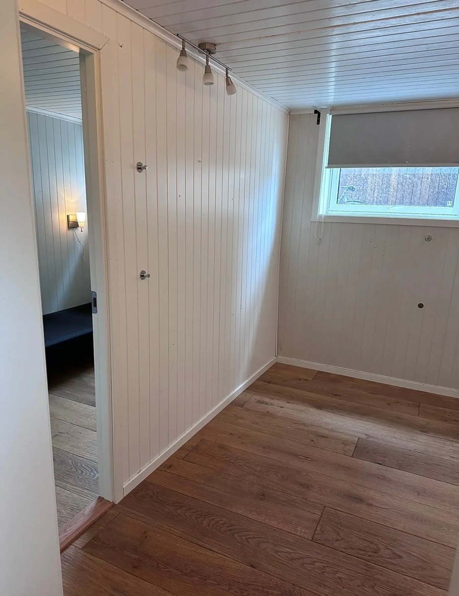 Ledig soverom i underetasjen på 11,9 m2 tillsammen. 2 rom i ett. Galleribilde