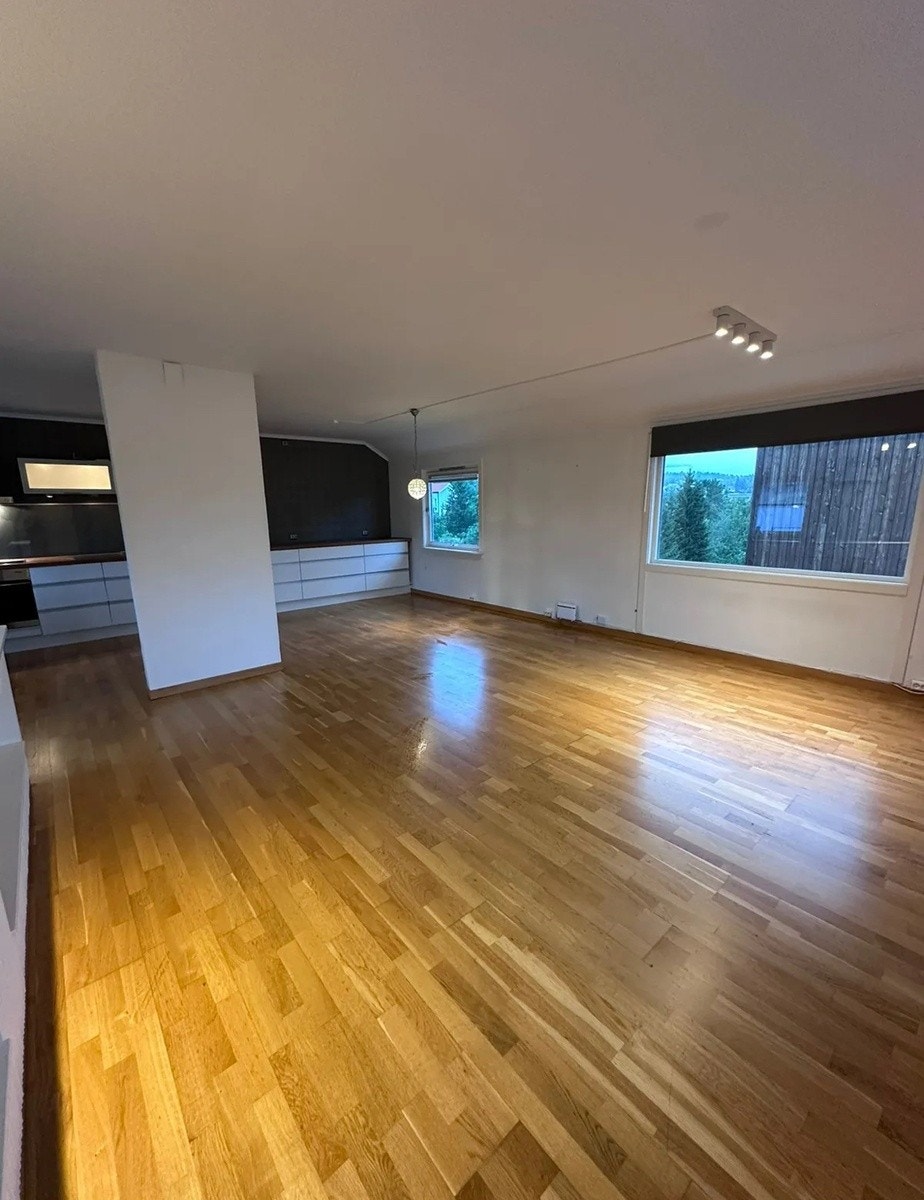 Stor stue i 2. etasje med integrert kjøkken. Galleribilde