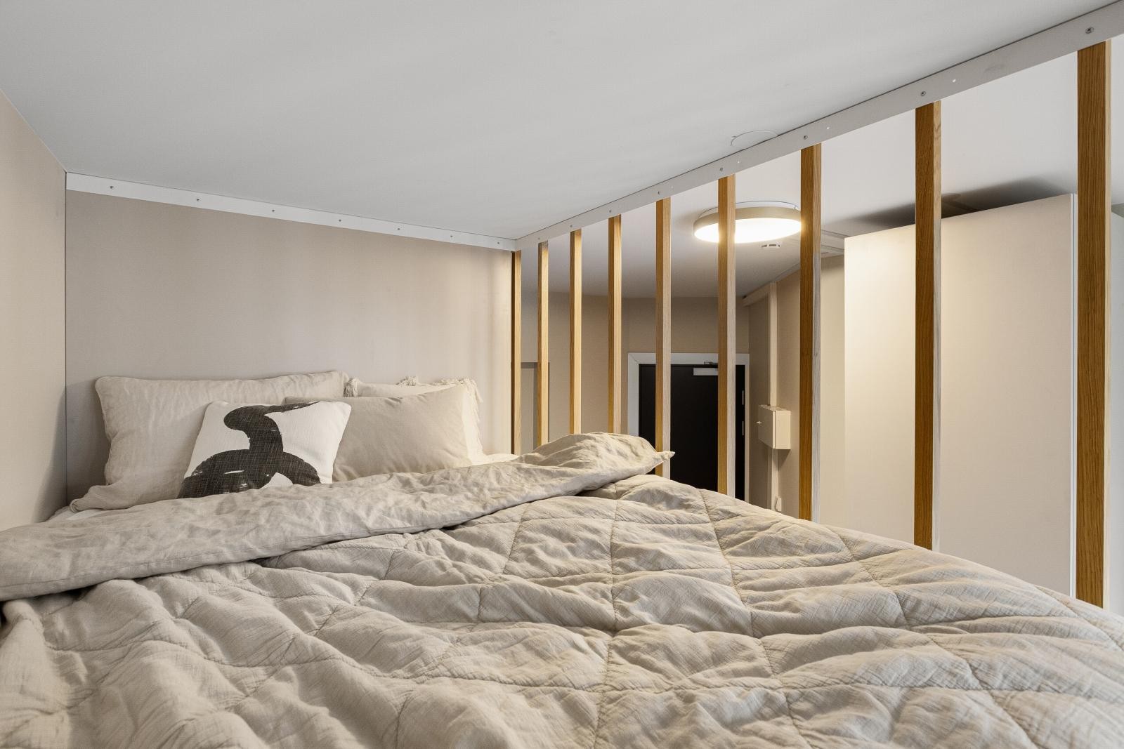 Hems med seng, madrass og overmadrass følger med Galleribilde