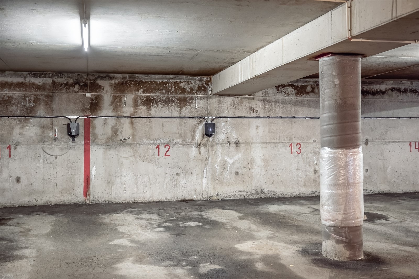 Det medfølger egen parkeringsplass i kjeller med el-bil lader. Det er også en egen sportsbod med stikk-kontakt. Galleribilde