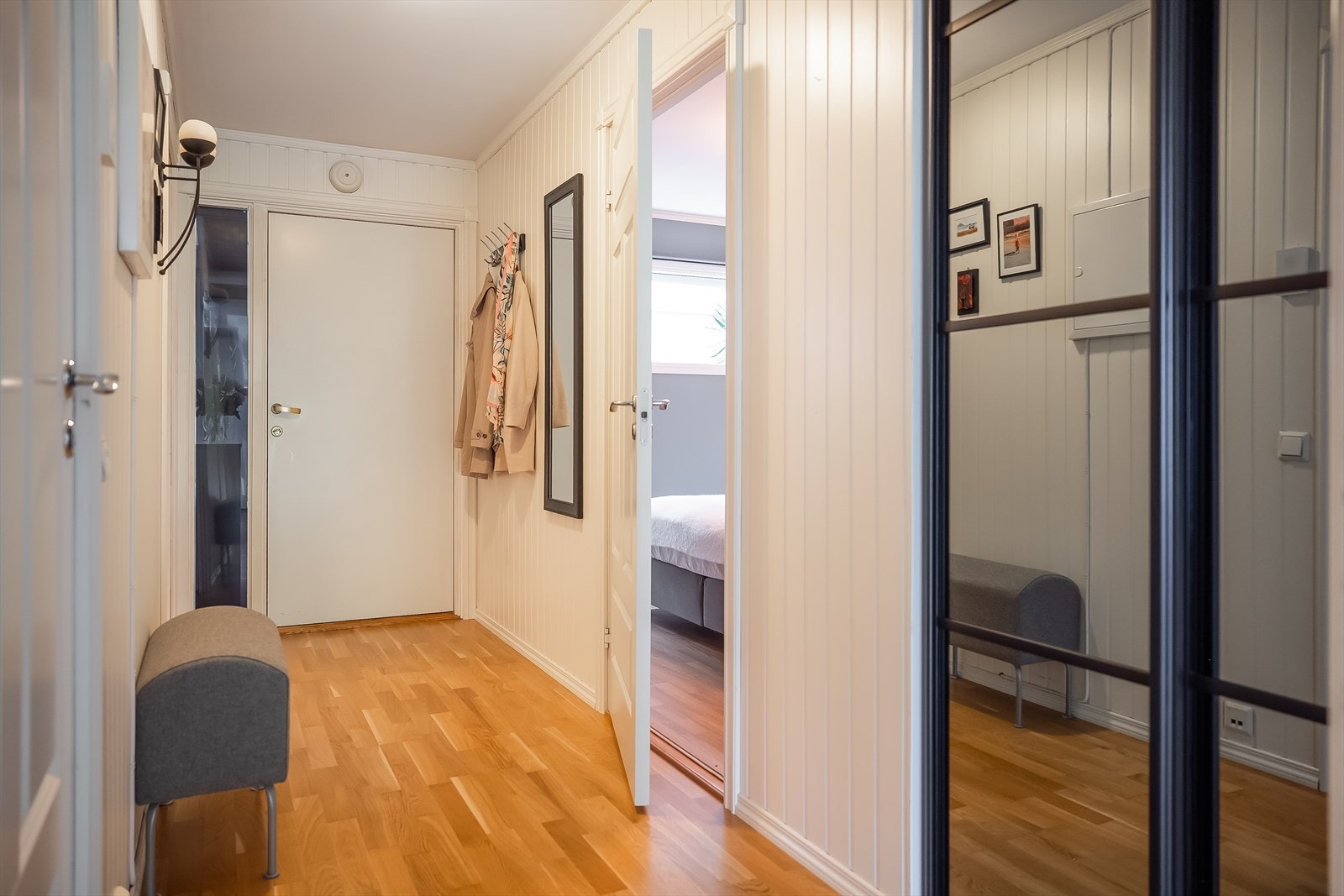 Det er etablert en stilig og moderne skyvedørsgarderobe i entré, perfekt for oppbevaring av yttertøy. Galleribilde