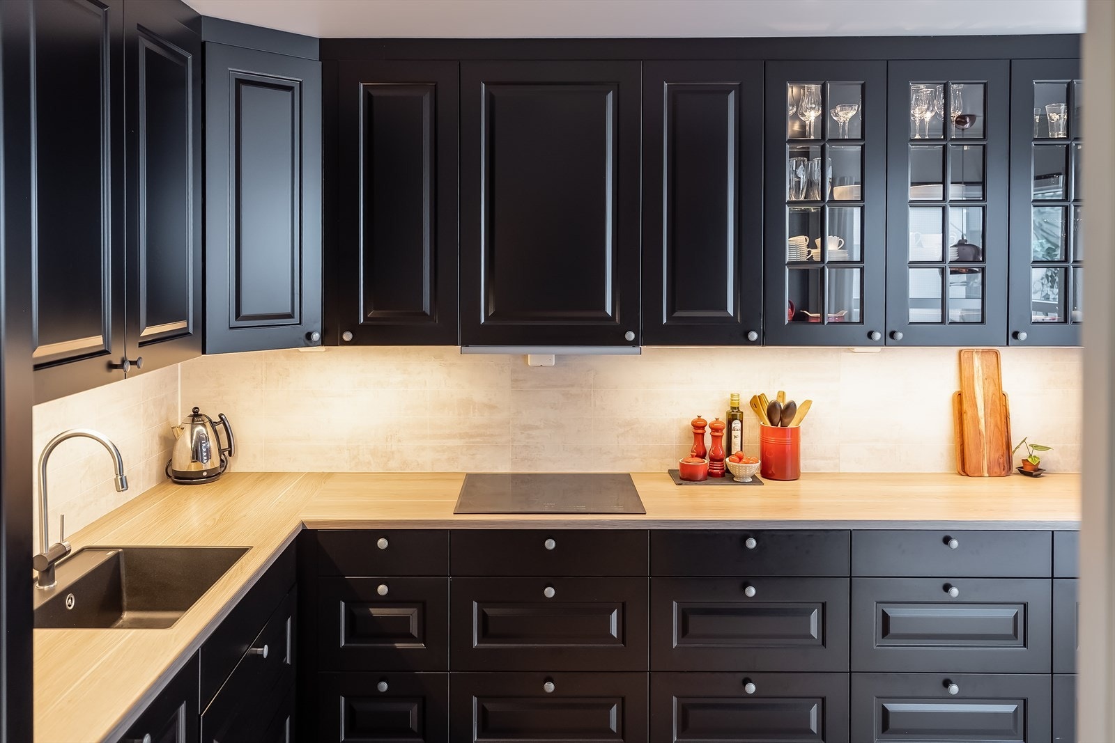 Hvitevarer er levert av AEG som er kjent for god kvalitet. Det er integrert platetopp, stekeovn, oppvaskmaskin og kjøl/fryseskap som medfølger handelen. Galleribilde