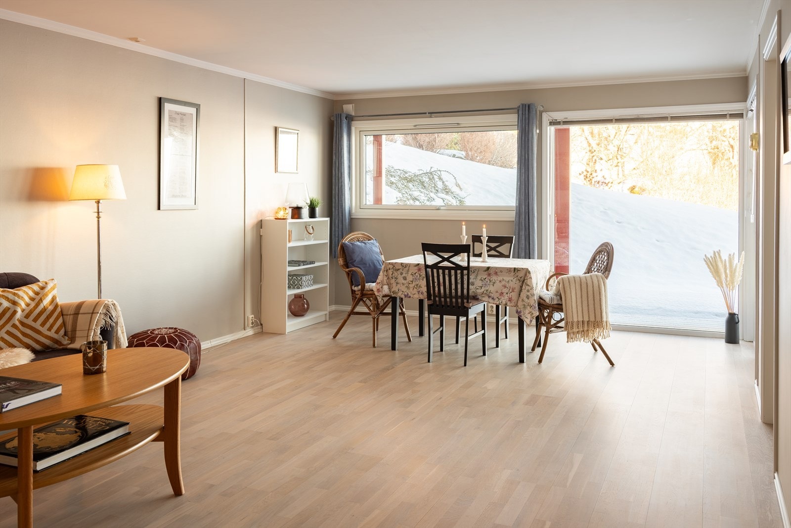 Leiligheten har vært gjennom en rekke oppgraderinger de siste årene med blant annet nytt gulv, satt inn nytt vindu, nytt kjøkken og nytt servantskap, dusjkabinett og toalett på bad. Se nærmere informasjon om oppgraderingshistorikk i salgsoppgave. Galleribilde