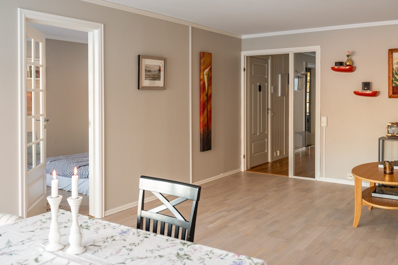 Leiligheten varmes opp ved elektriske ovner og gulvvarme. Det er gulvvarme på stue og bad. Galleribilde