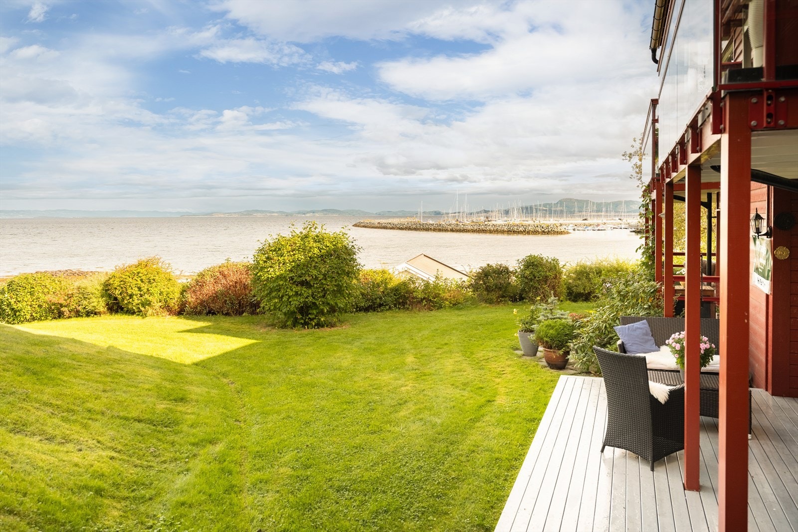 Her får du umiddelbar nærhet til både Ladestien og badeplass. Solen kan nytes store deler av dagen i felles hage. Galleribilde