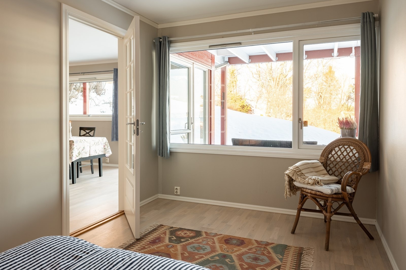 Dersom man ønsker større stue er det enkelt å ta ned veggen, da den er limt over parkett. Rommet ble malt opp i 2026. Galleribilde