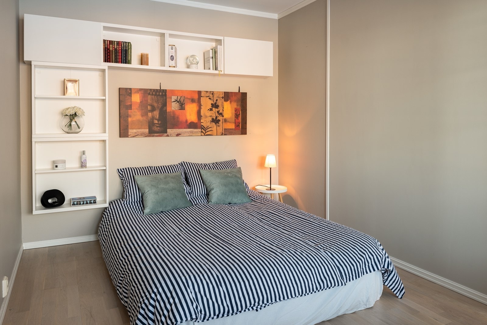 Leiligheten har to gode soverom, som ligger praktisk adskilt i hver sin ende av leiligheten. Dette soverommet ligger vendt ut mot hage og grønt område. Galleribilde