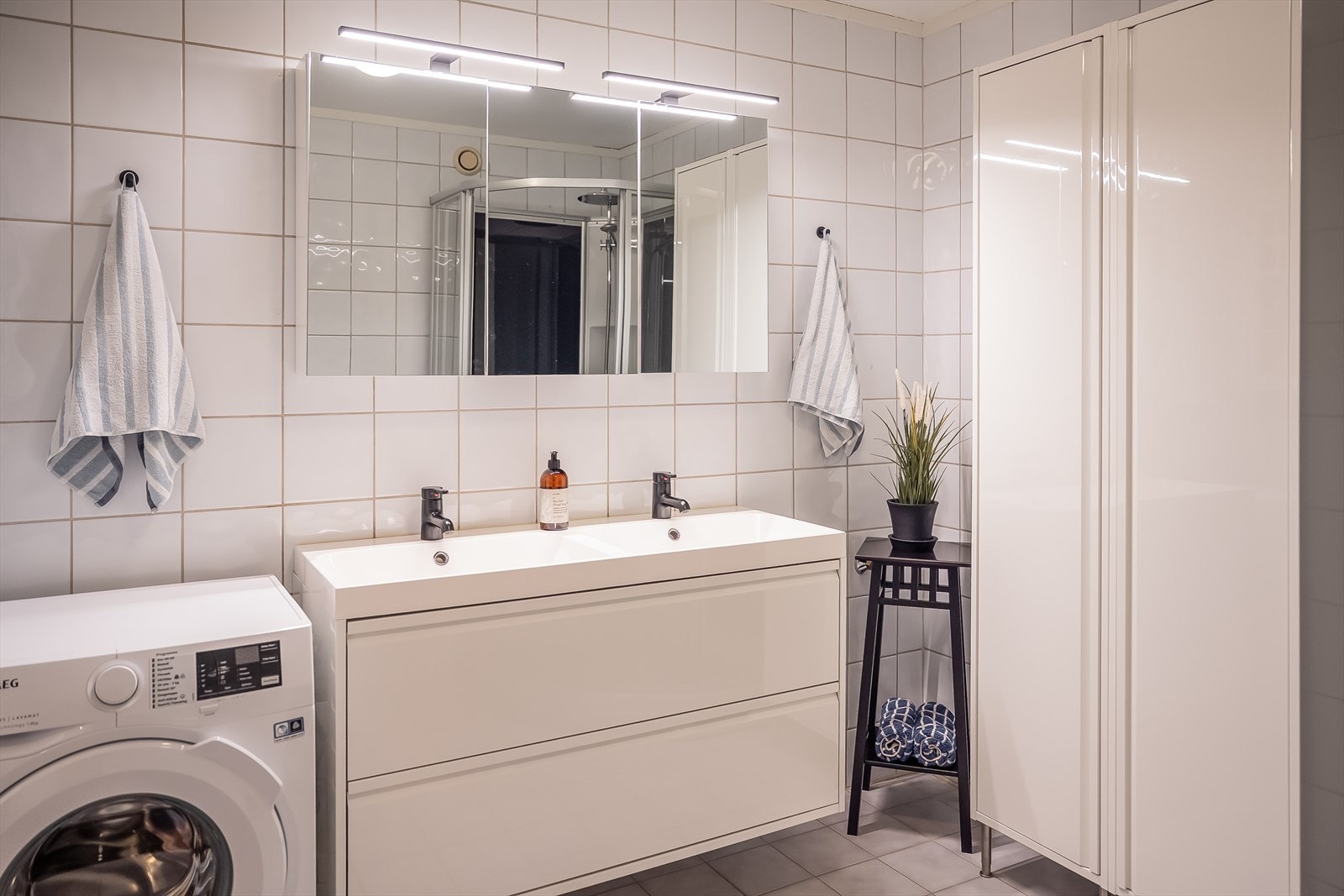 Dobbelt servant og toalett er oppgradert i 2024 og dusjkabinett er oppgradert i 2020. Galleribilde