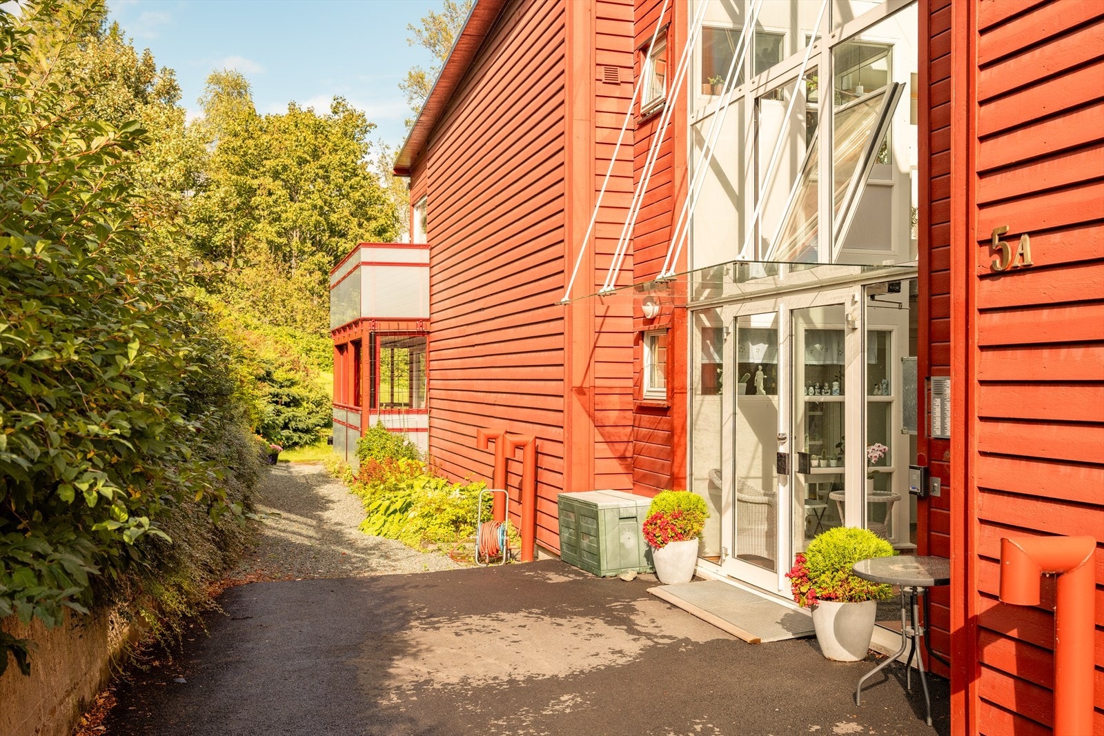 Ved inngangspartiet er det egen port telefon som gjør det enkelt ved besøk, samt heis som tar deg til leiligheten eller bod/parkering i kjeller. Galleribilde