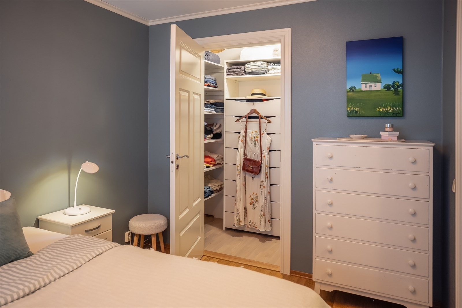 Her får du praktisk garderoberom, med tilhørende garderobeløsning som medfølger handelen. Galleribilde