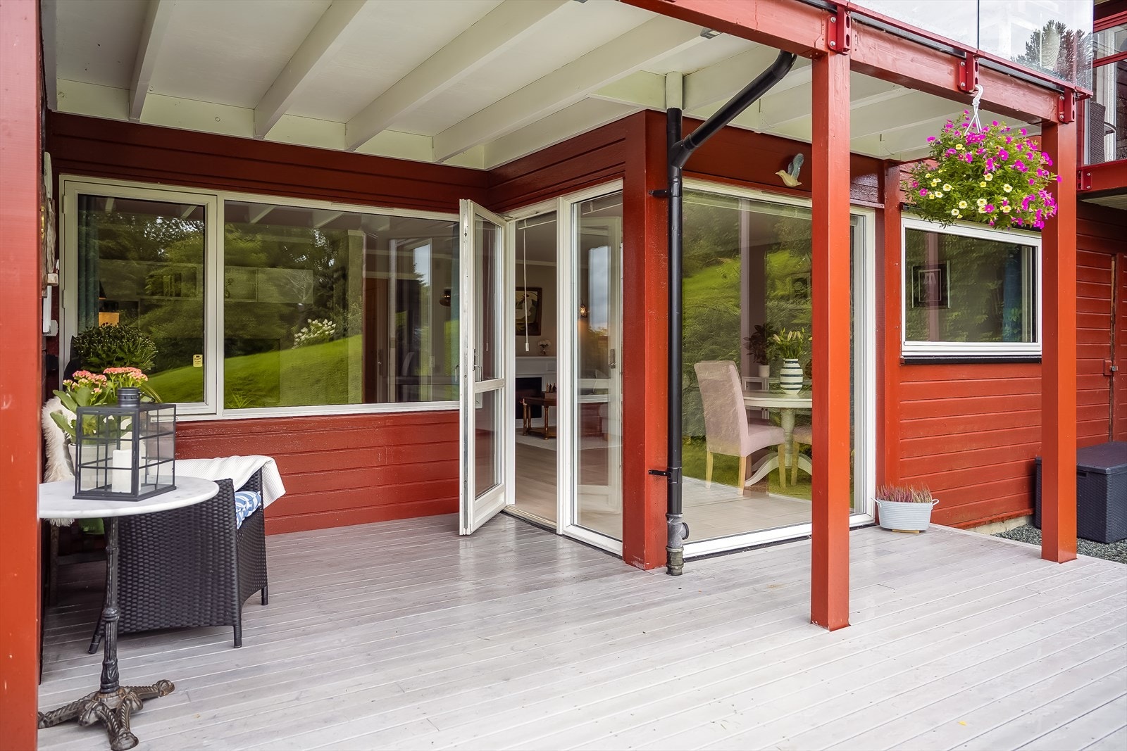 Her bor du i et veletablert borettslag med flere fellesrom. Det er et felles rom som brukes til sosiale sammenkomster, "Hagestua", det er også egen sykkelbod og en snekkerbod som kan benyttes fritt for beboere. Galleribilde