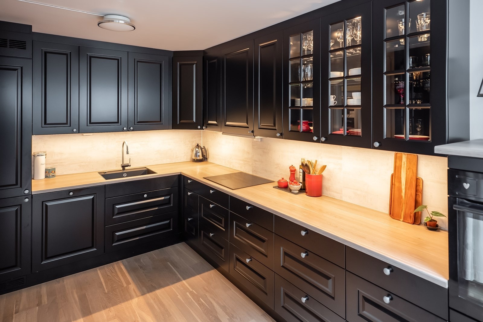 Moderne og stilrent kjøkken som er oppgradert i 2016 og er levert av kvalitetsleverandøren Huseby Kjøkken. Galleribilde