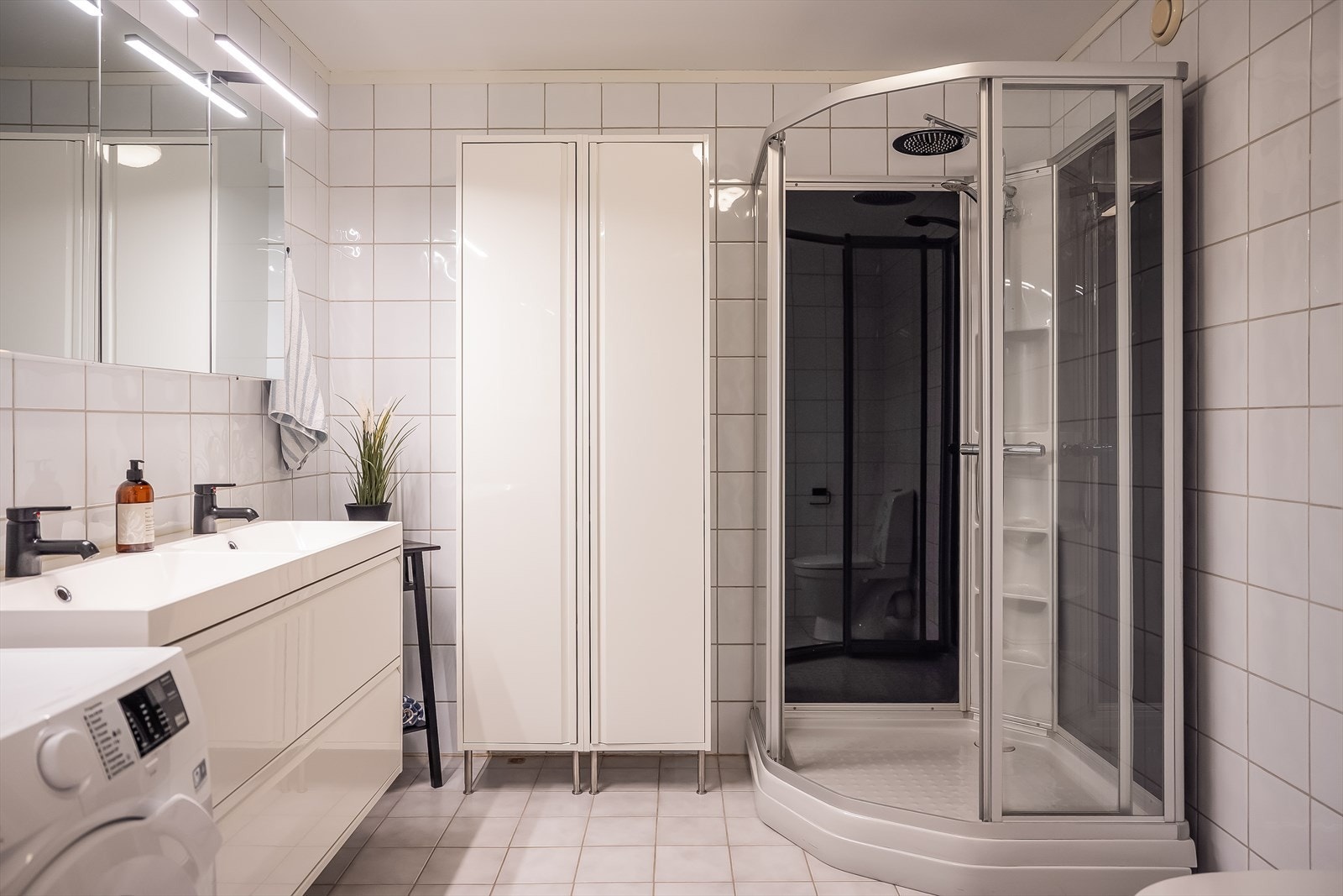 Her får du et flislagt og tidløst bad på 7m² med varme i gulv og opplegg til vaskemaskin. Galleribilde