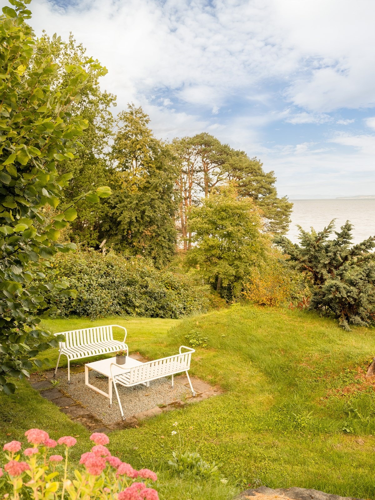 Borettslaget har etablert flere sittegrupper i hage og ved inngangsparti, hvor solen kan nytes store deler av dagen. Galleribilde