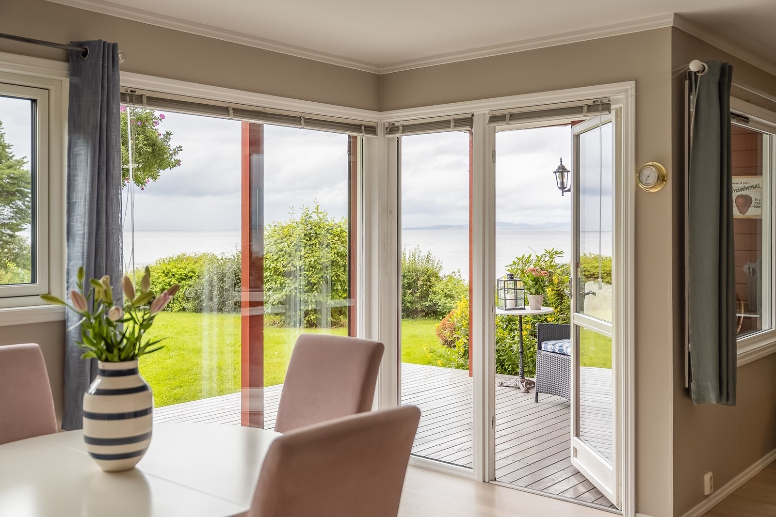 Leiligheten har utsøkt beliggenhet i feltet, med direkte adkomst til både sjøen og hage. Galleribilde