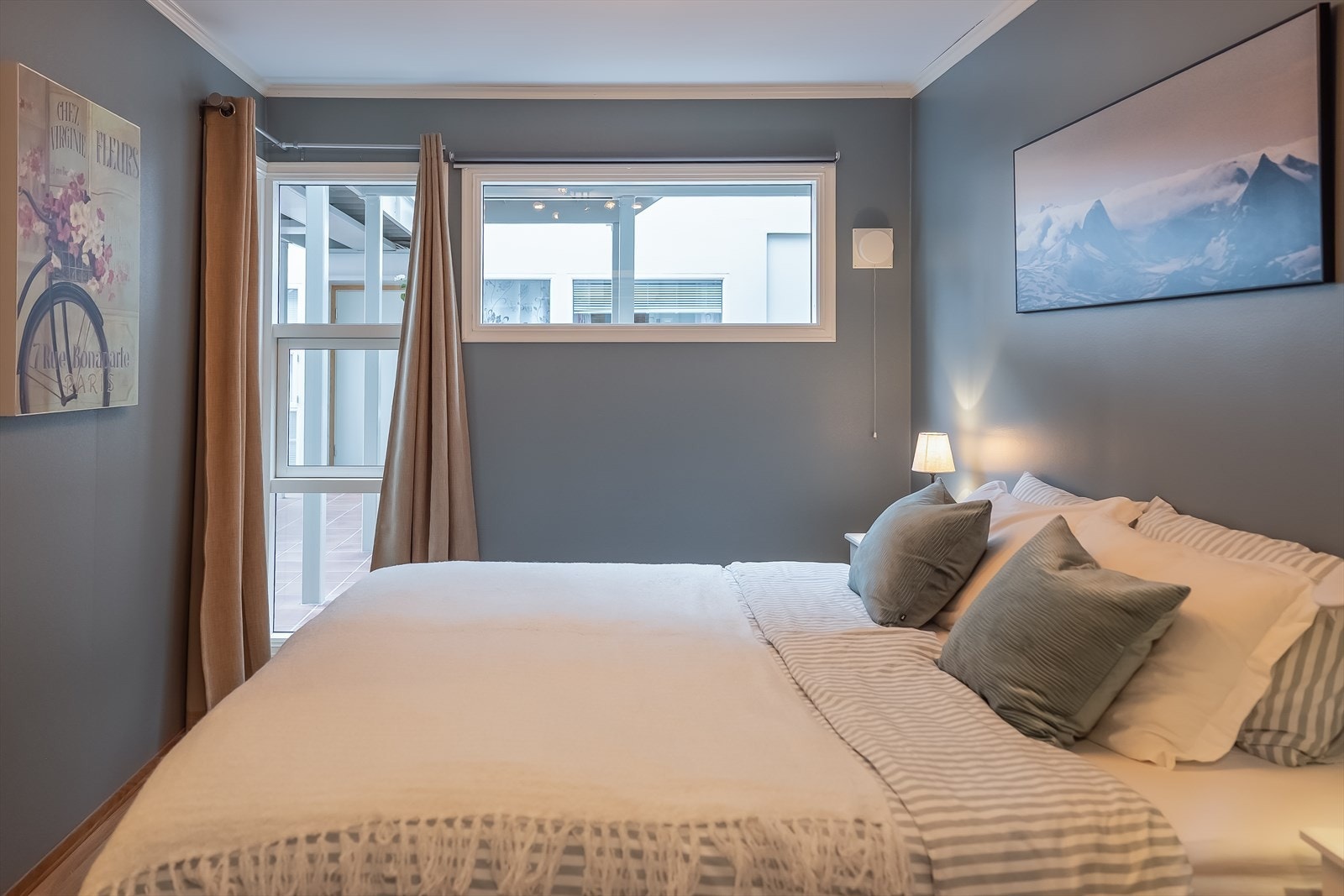 Felleskostnader utgjør kr. 6 240,- per måned. Felleskostnadene inkluderer blant annet betjening av andel fellesgjeld, kommunale avgifter, felles bygningsforsikring og diverse vedlikehold/drift iht. regnskap. Galleribilde