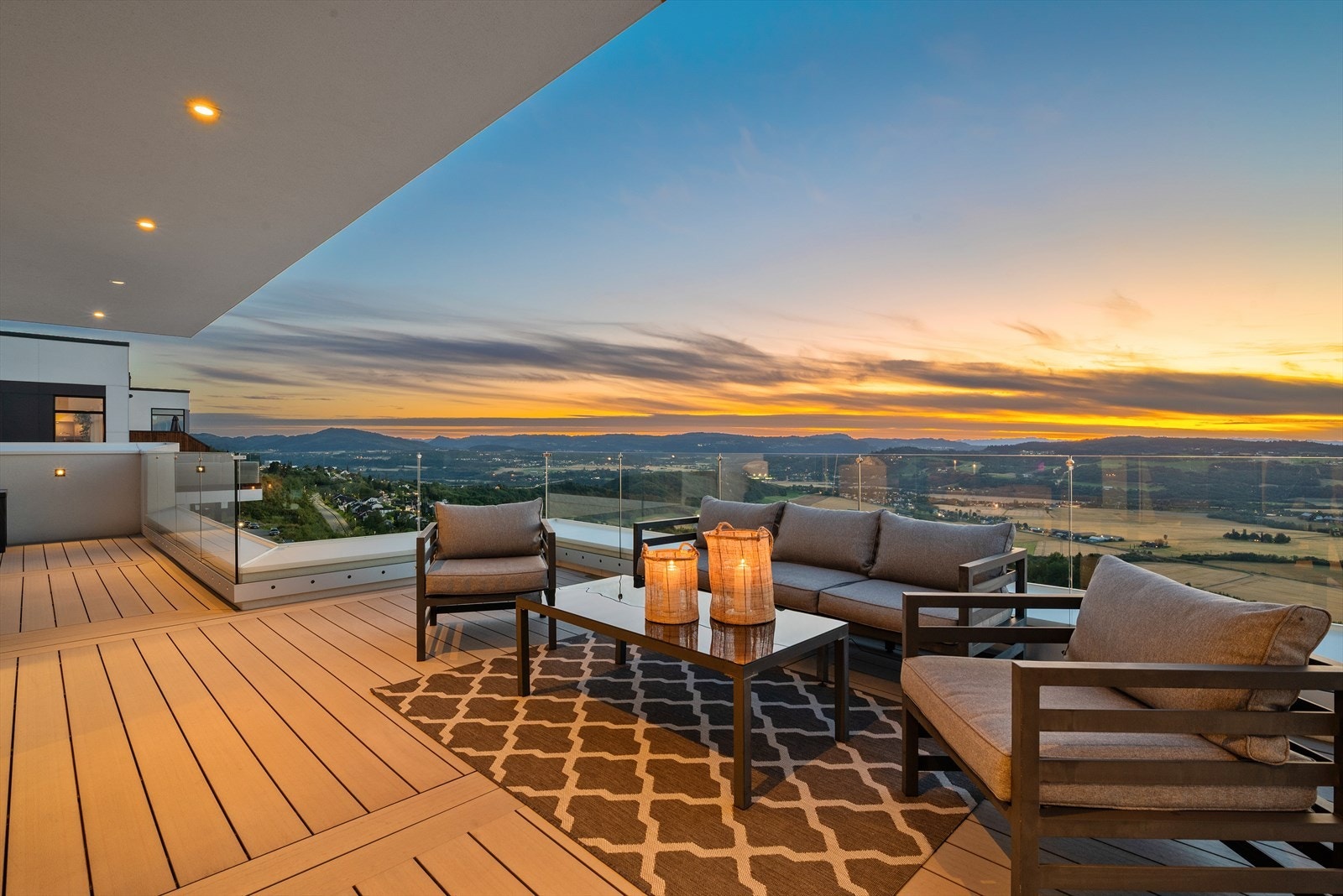 Utenfor stuen i 2.etg, finner man to solrike takterrasser, med et samlet areal på hele 103 kvm! Galleribilde