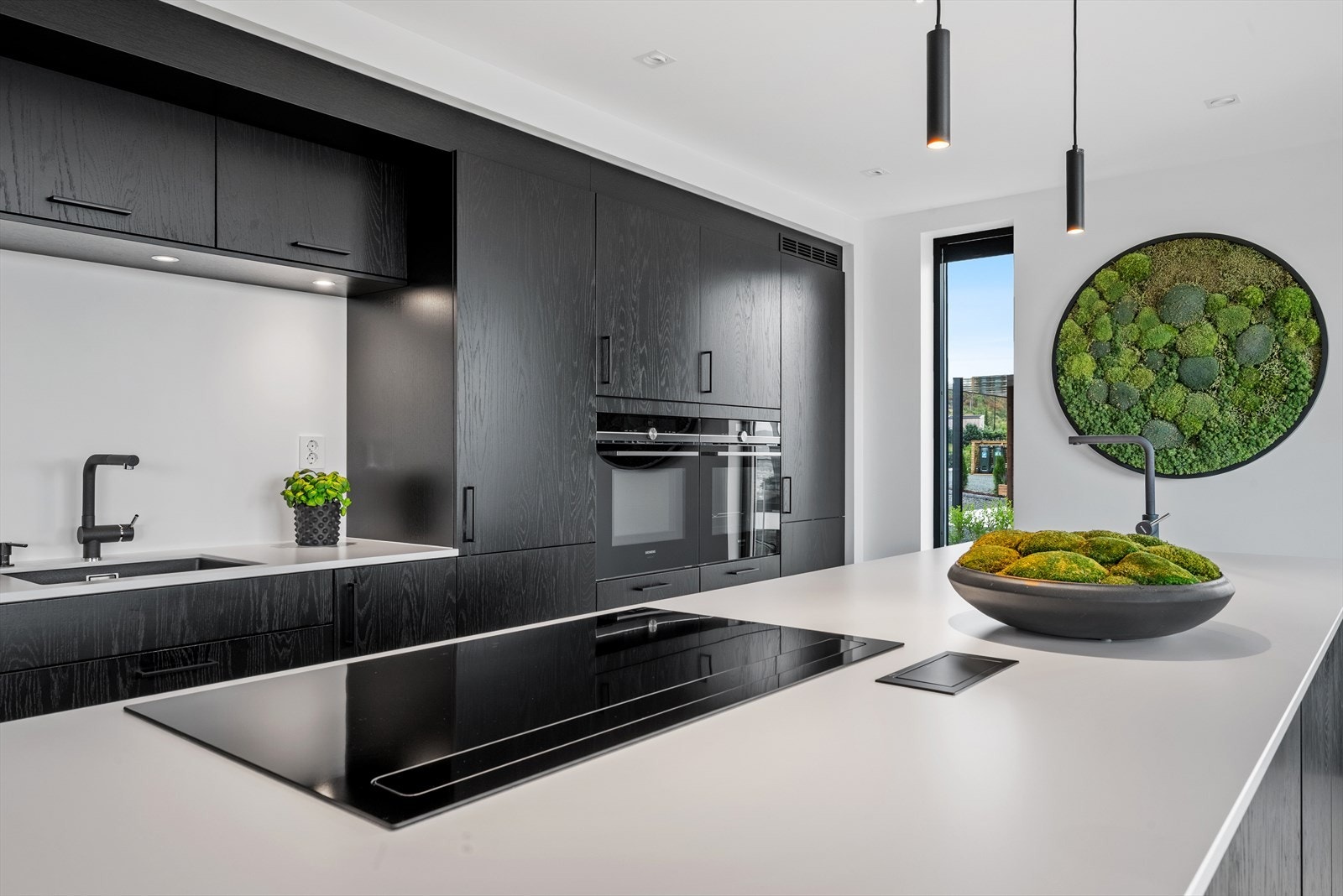 Røroshetta panorama platetopp med integrert avtrekksvifte gir et elegant og minimalistisk uttrykk uten behov for tradisjonell ventilator. Galleribilde