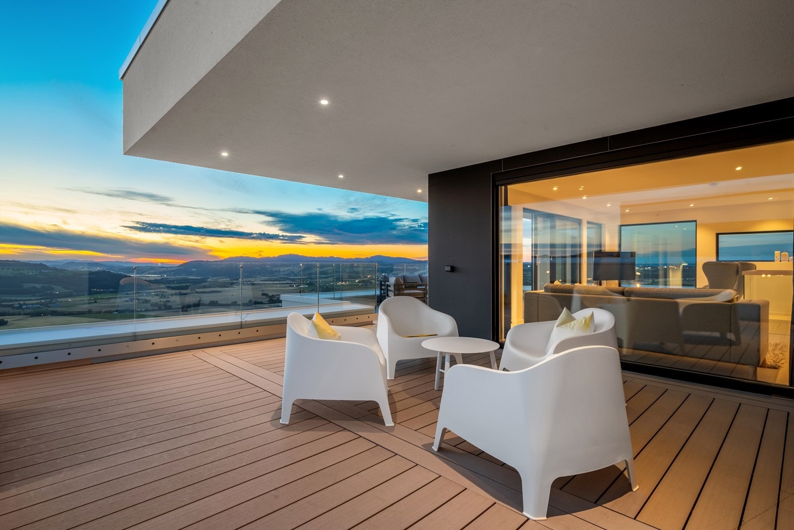 Her kan du nyte solen og den flotte utsikten fra morgen til kveld - et uteområde som virkelig setter prikken over i-en på boligen. Galleribilde