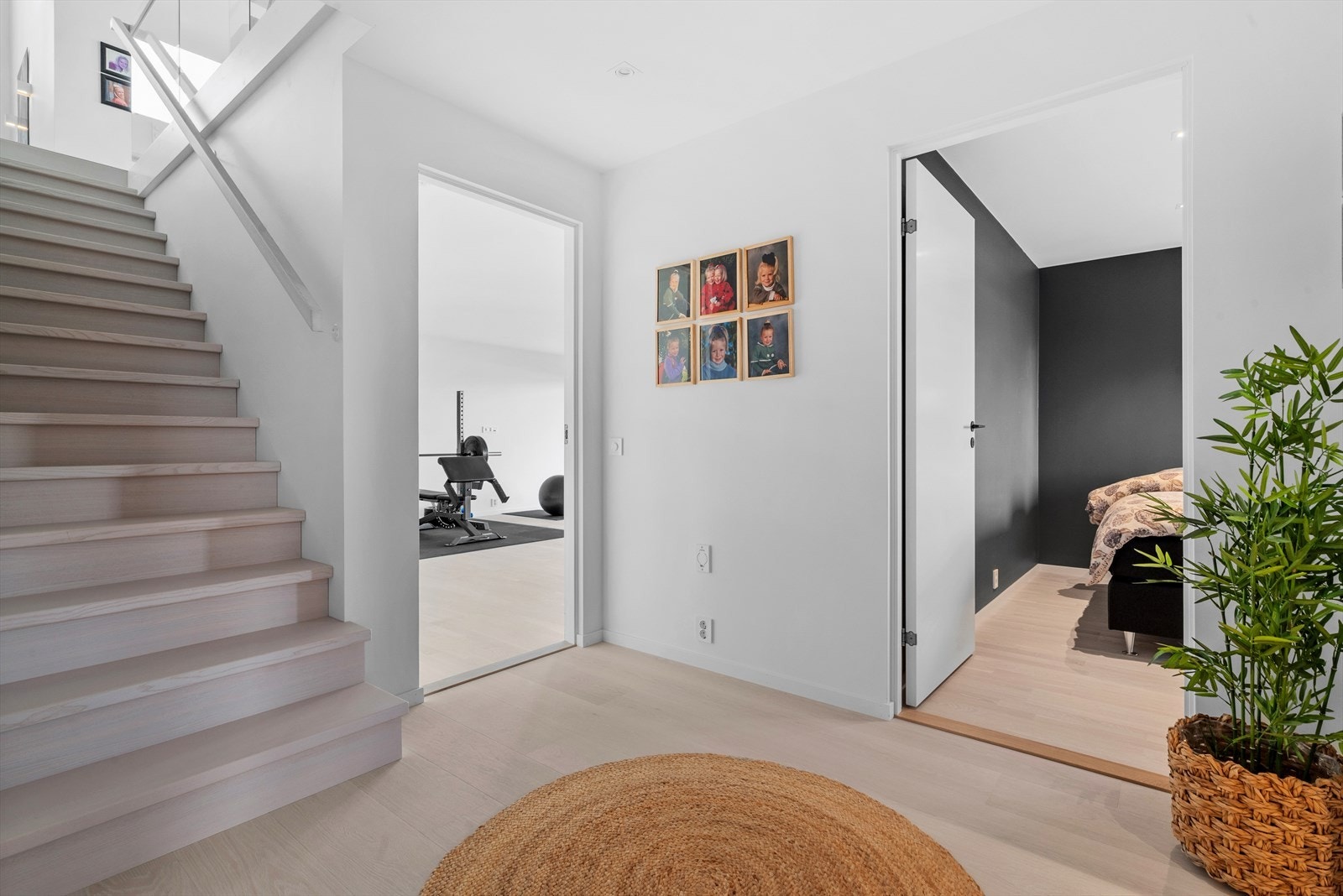 Videre beveger vi oss til boligens sokkeletasje. Her finner vi blant annet 2 soverom, bad, bod og et stort trimrom på hele 37 kvm. Galleribilde