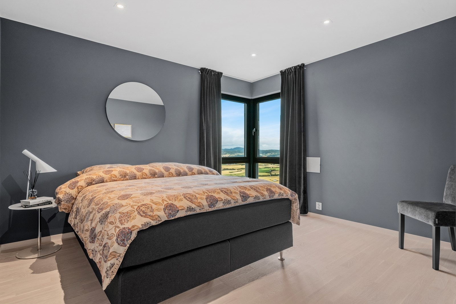 Soverom på 11,5 kvm, med god plass til dobbeltseng og tilhørende møbler. Lune fargevalg skaper en behagelig atmosfære. Galleribilde