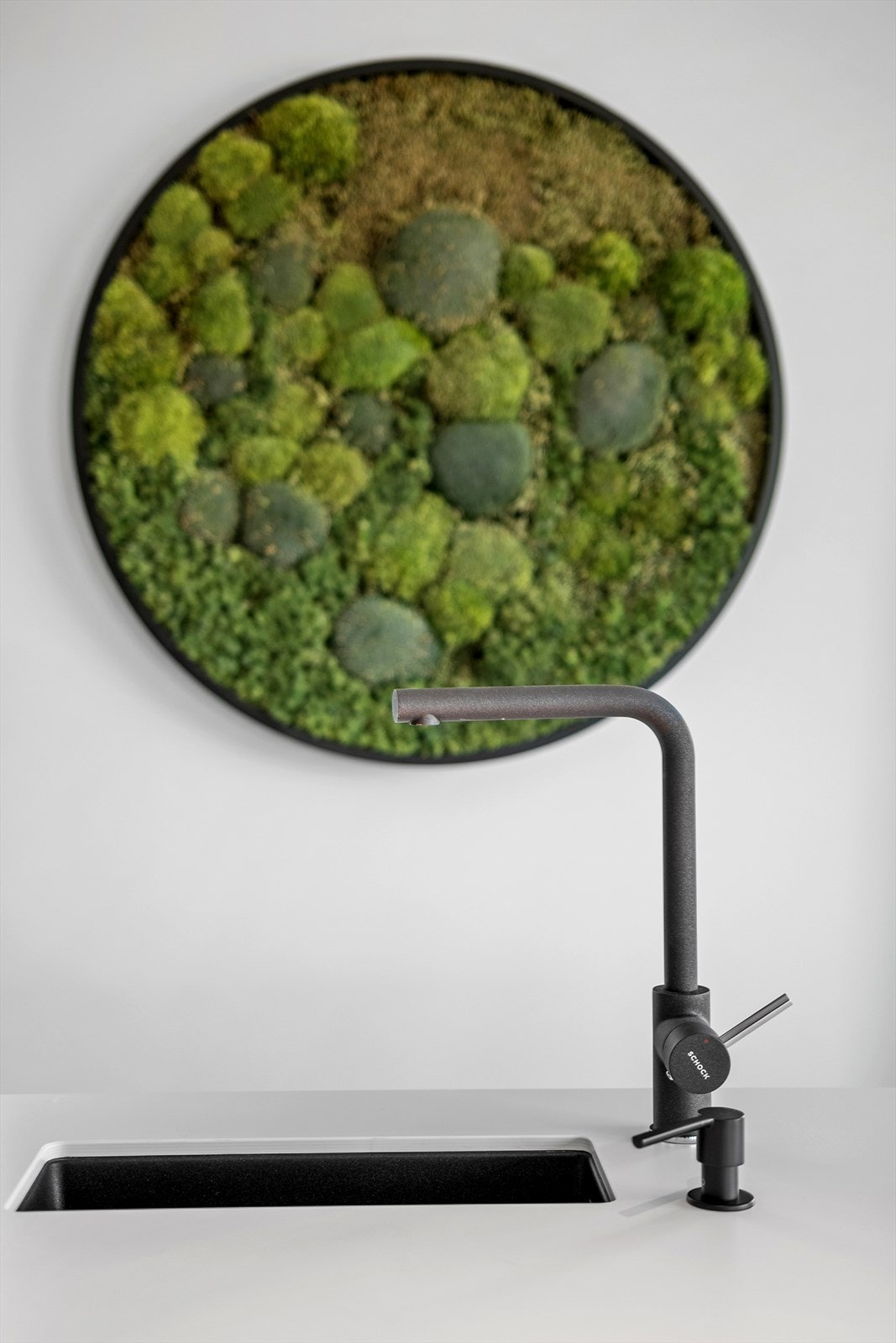 På kjøkkenøya er det integrert en ekstra vannkran - et funksjonelt og stilrent detaljevalg. Galleribilde